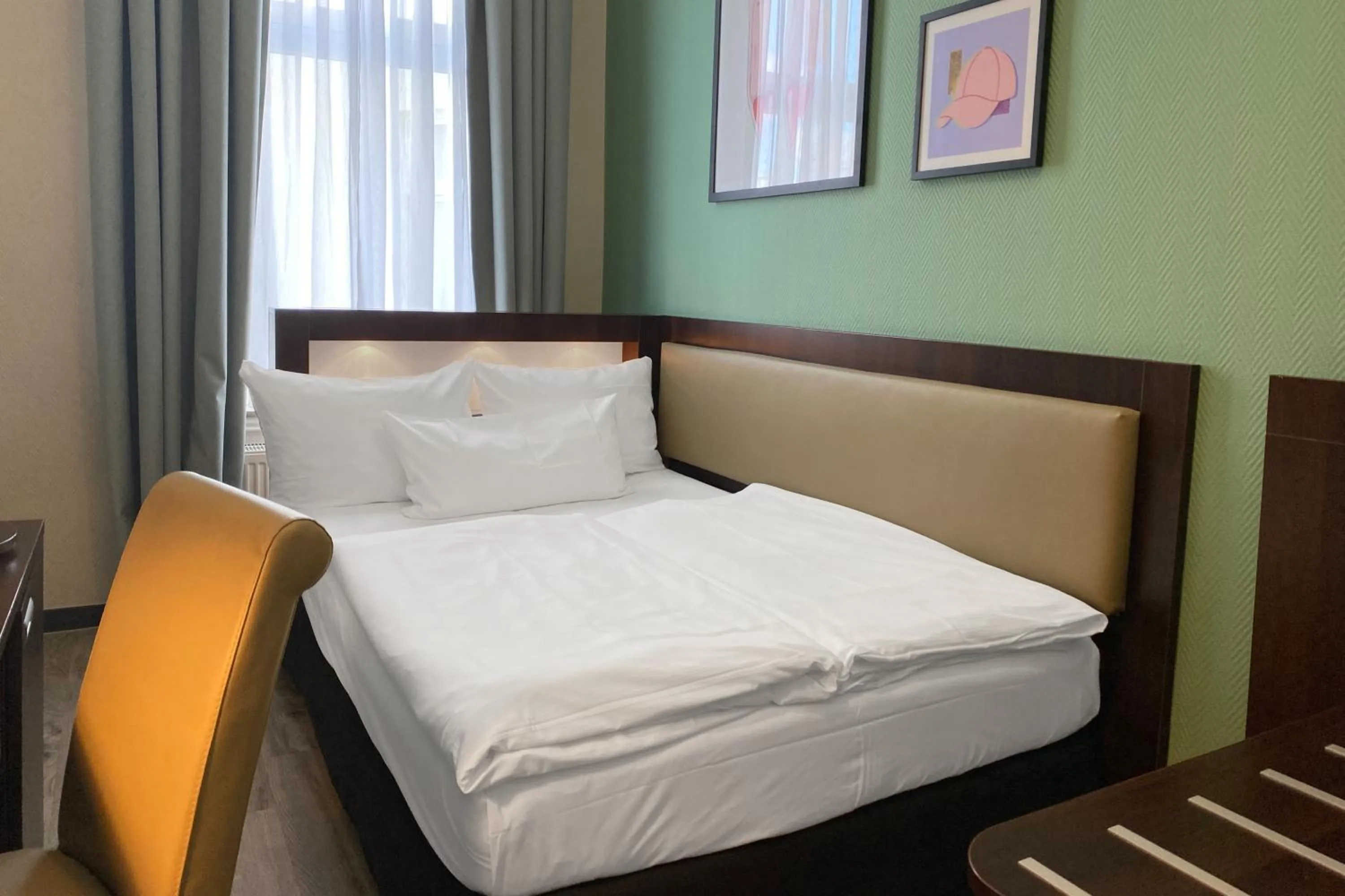 Photo of the whole room, Bed in Garner Hotel Hamburg - Graf Moltke by IHG