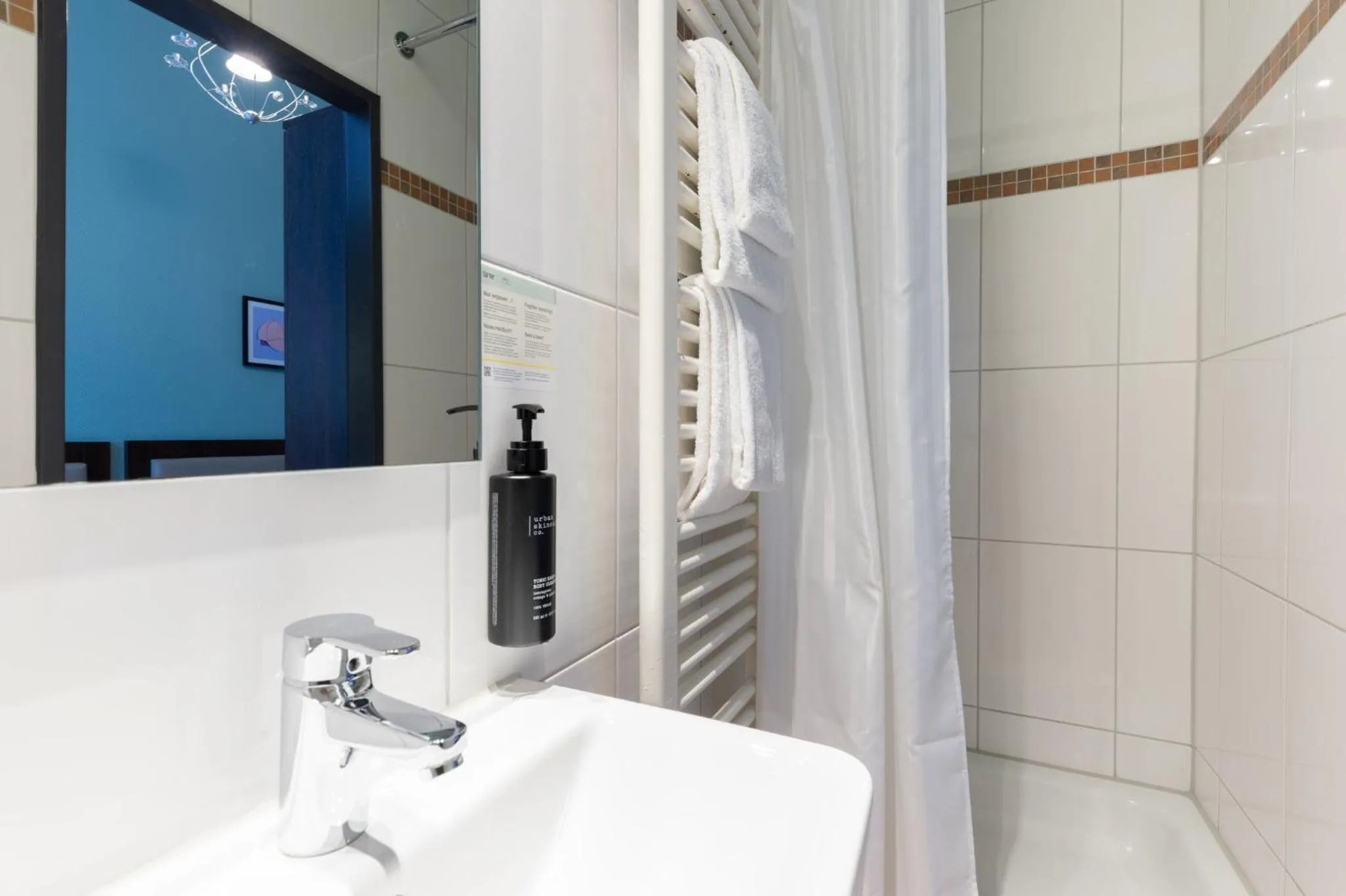 Bathroom in Garner Hotel Hamburg - Graf Moltke by IHG