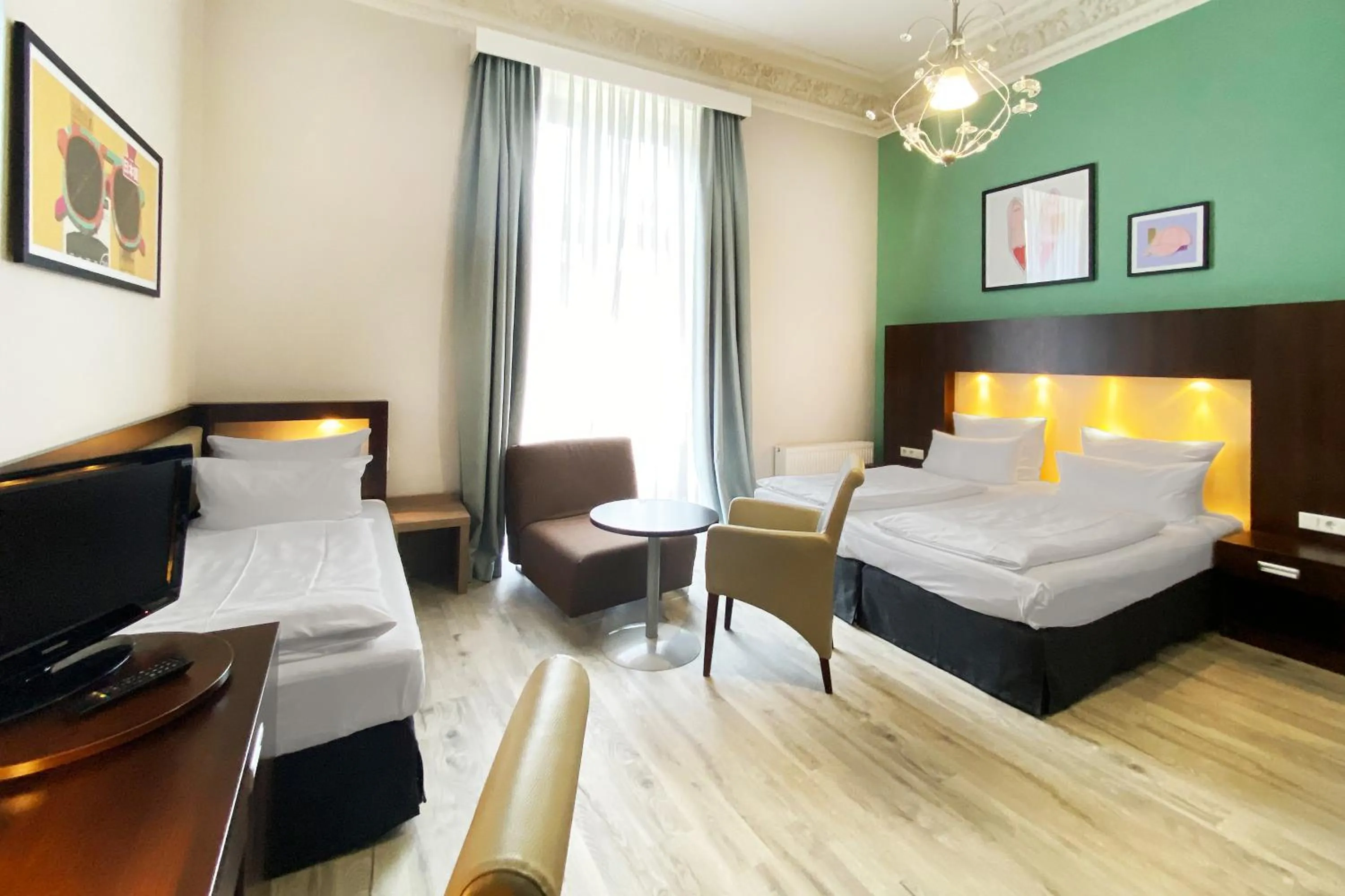 Photo of the whole room, Bed in Garner Hotel Hamburg - Graf Moltke by IHG