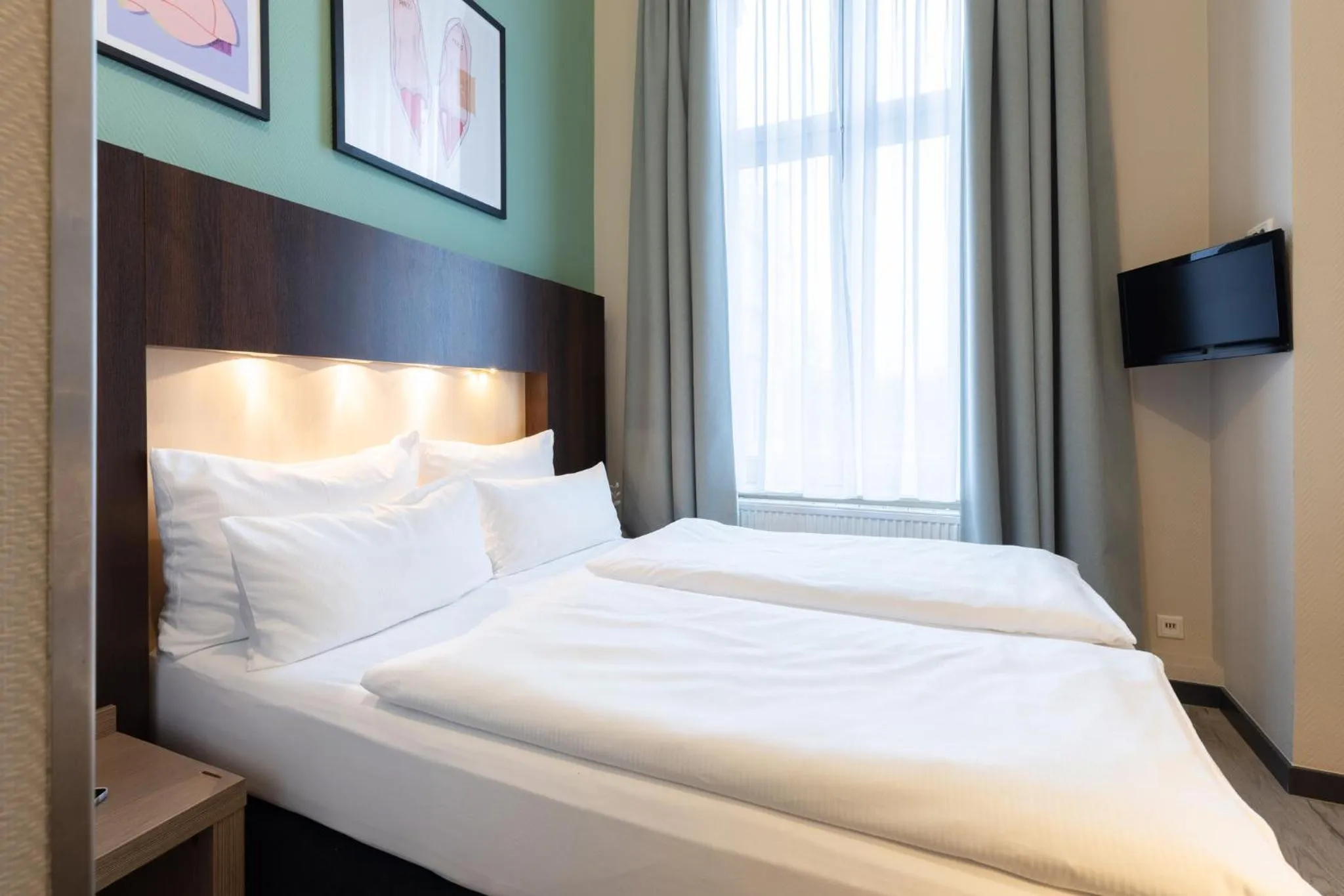 Photo of the whole room, Bed in Garner Hotel Hamburg - Graf Moltke by IHG