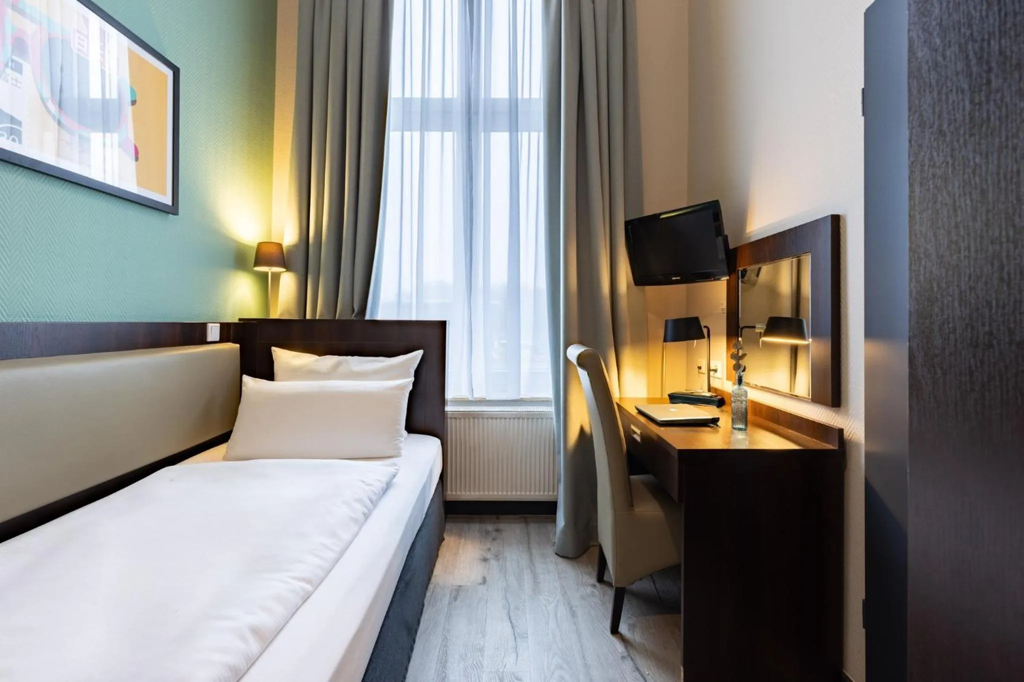 Photo of the whole room, Bed in Garner Hotel Hamburg - Graf Moltke by IHG