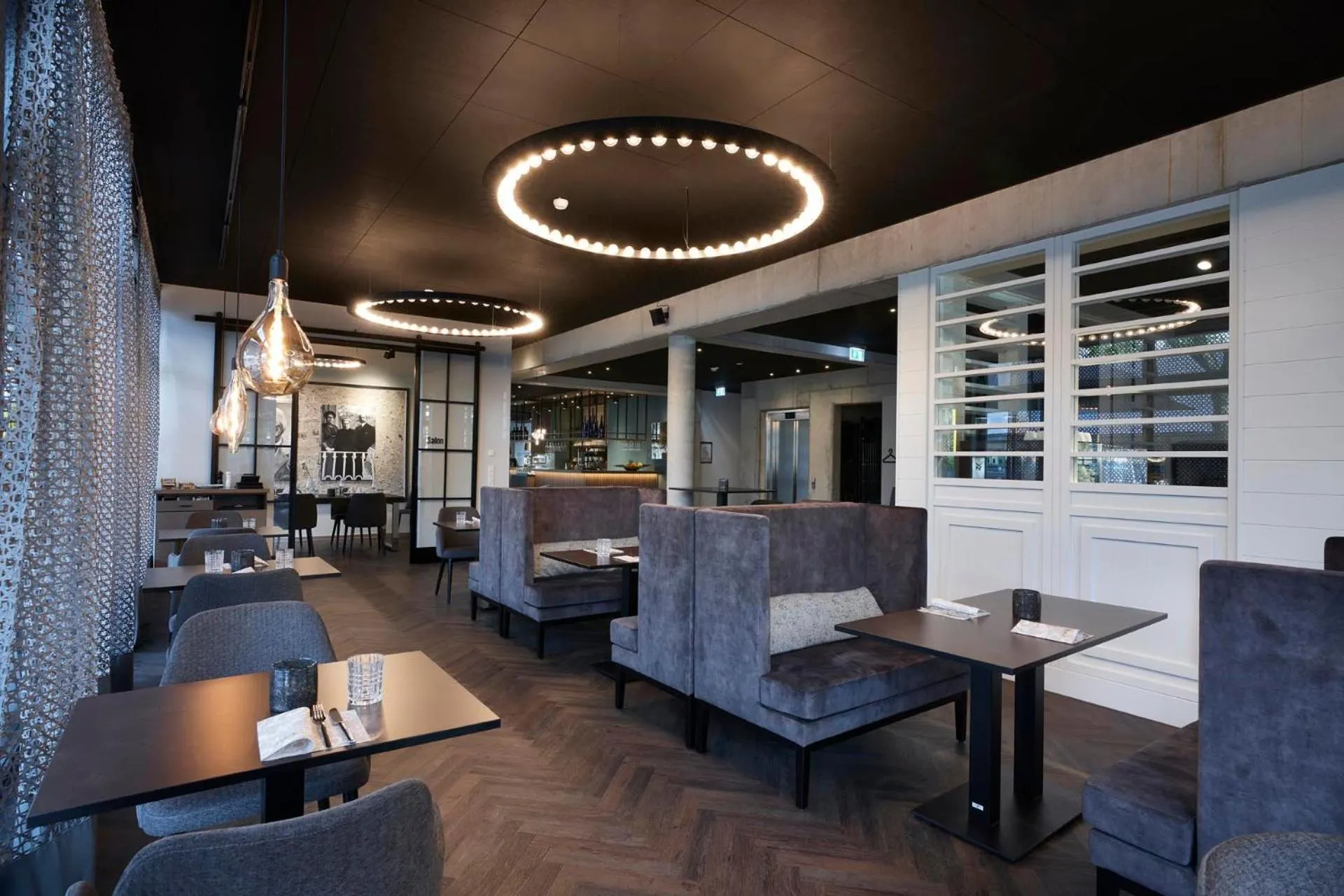 Restaurant/places to eat in Hotel Zeitgeist