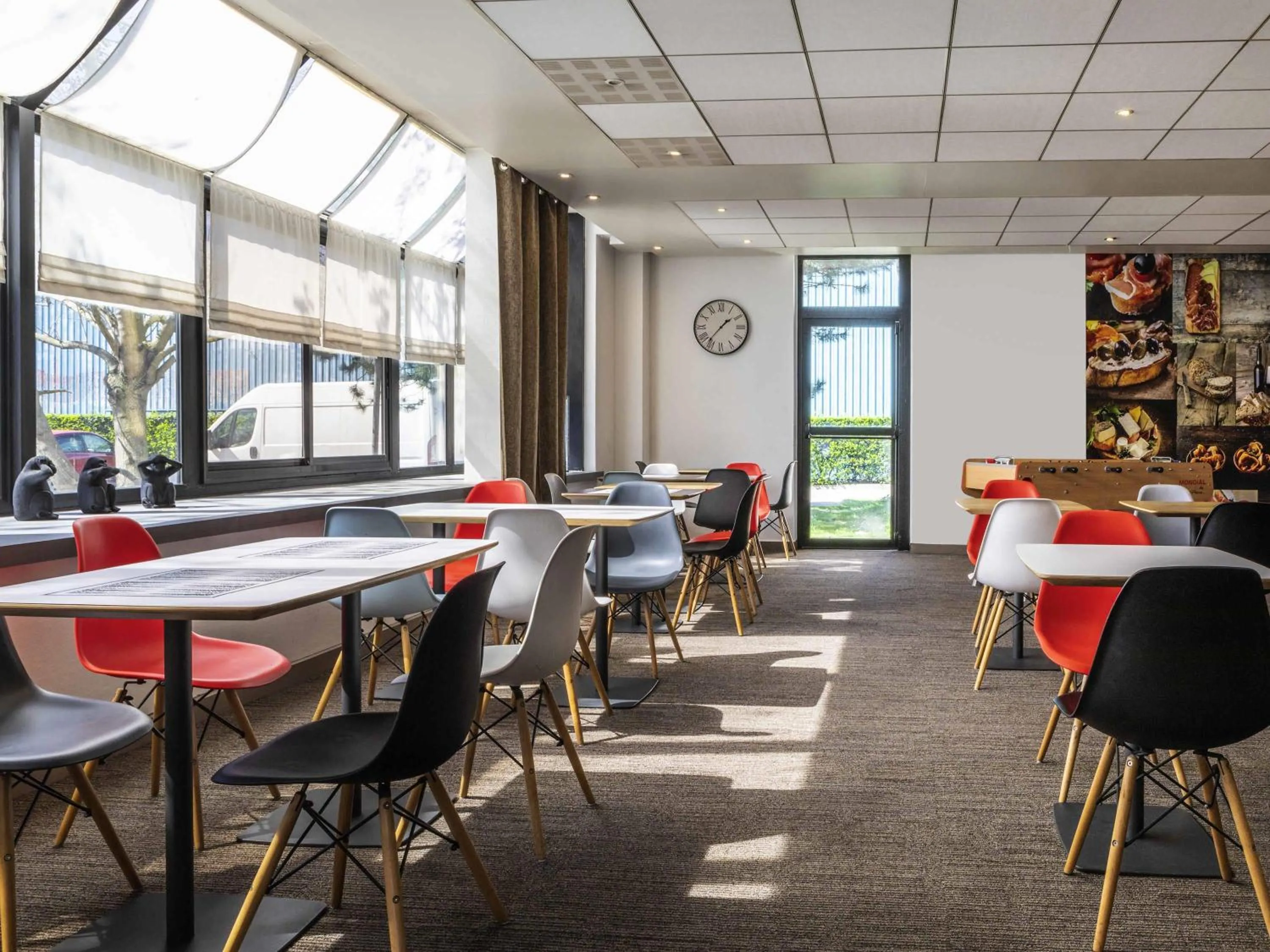 Lounge or bar in ibis Paris Creteil