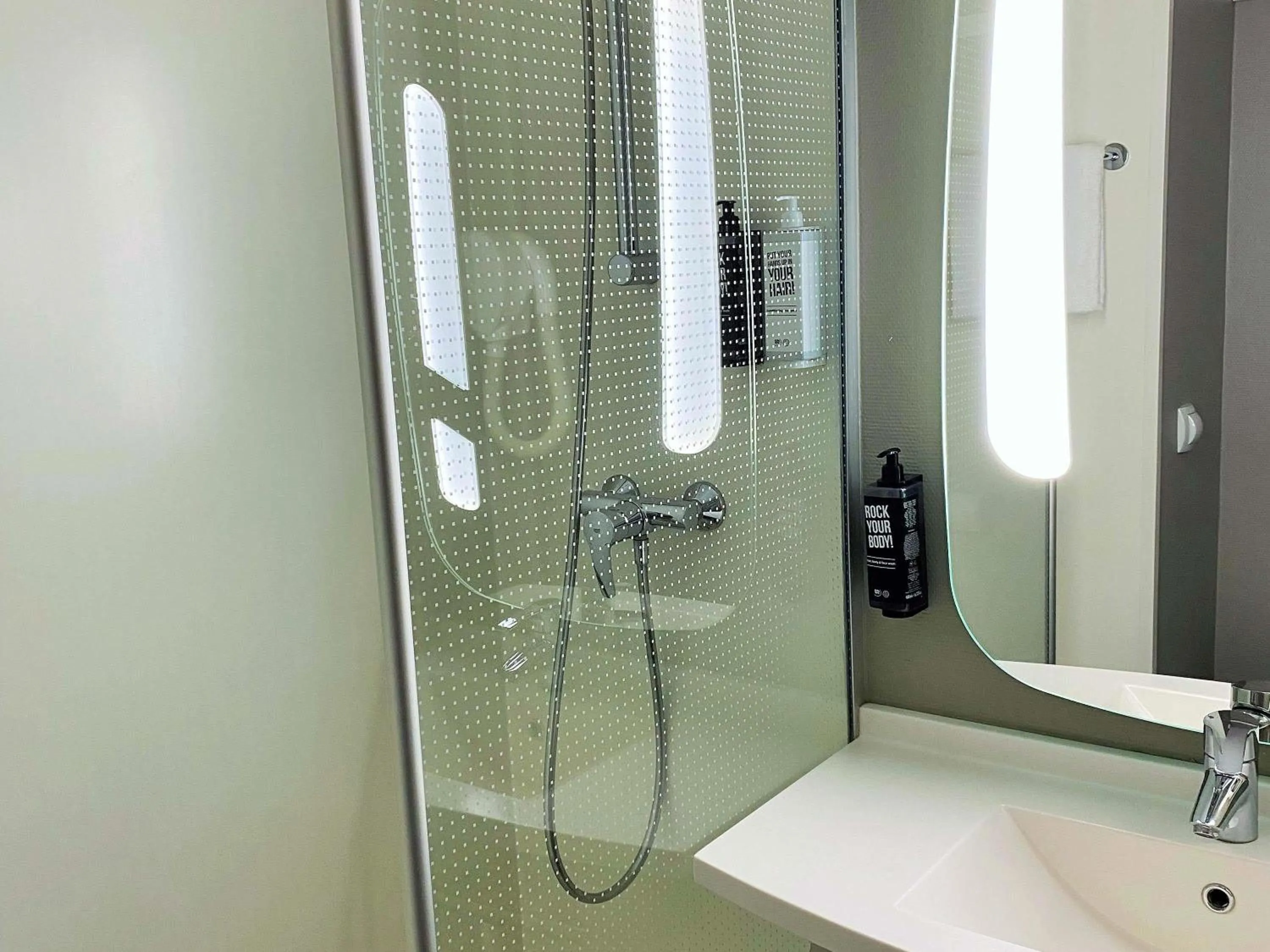 Bedroom in ibis Paris Creteil