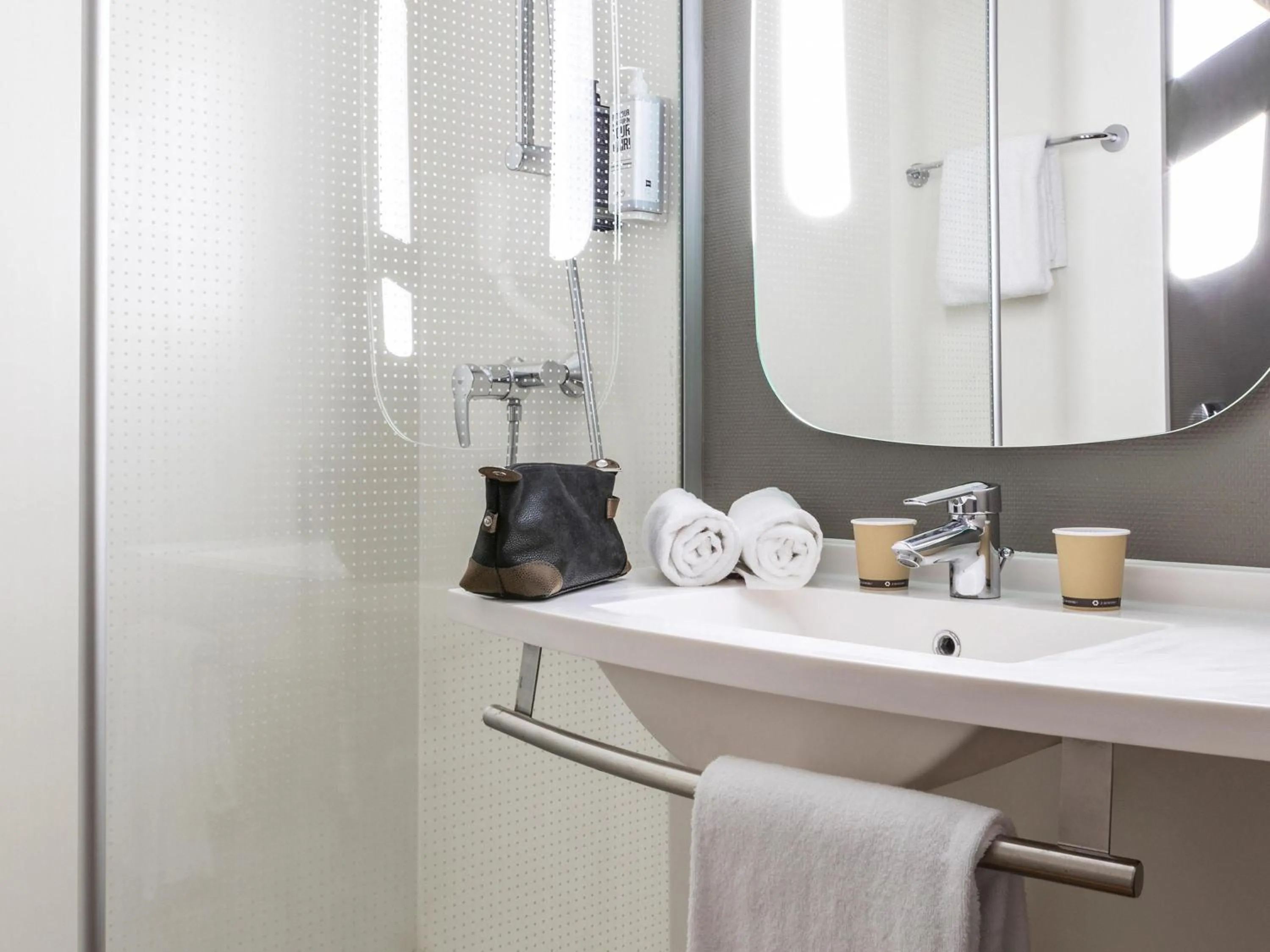 Bedroom in ibis Paris Creteil