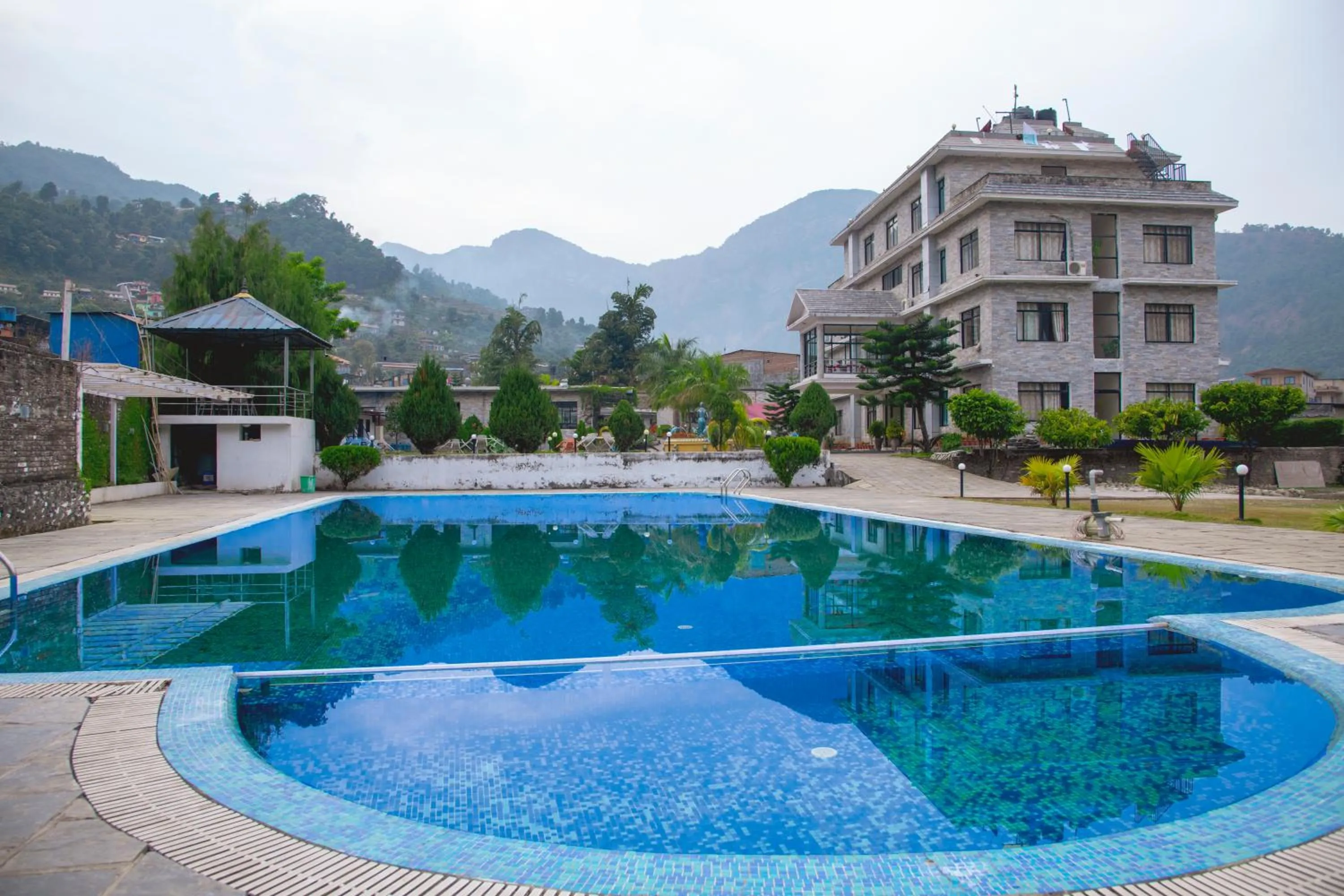 Swimming pool in Gateway Himalaya Resort