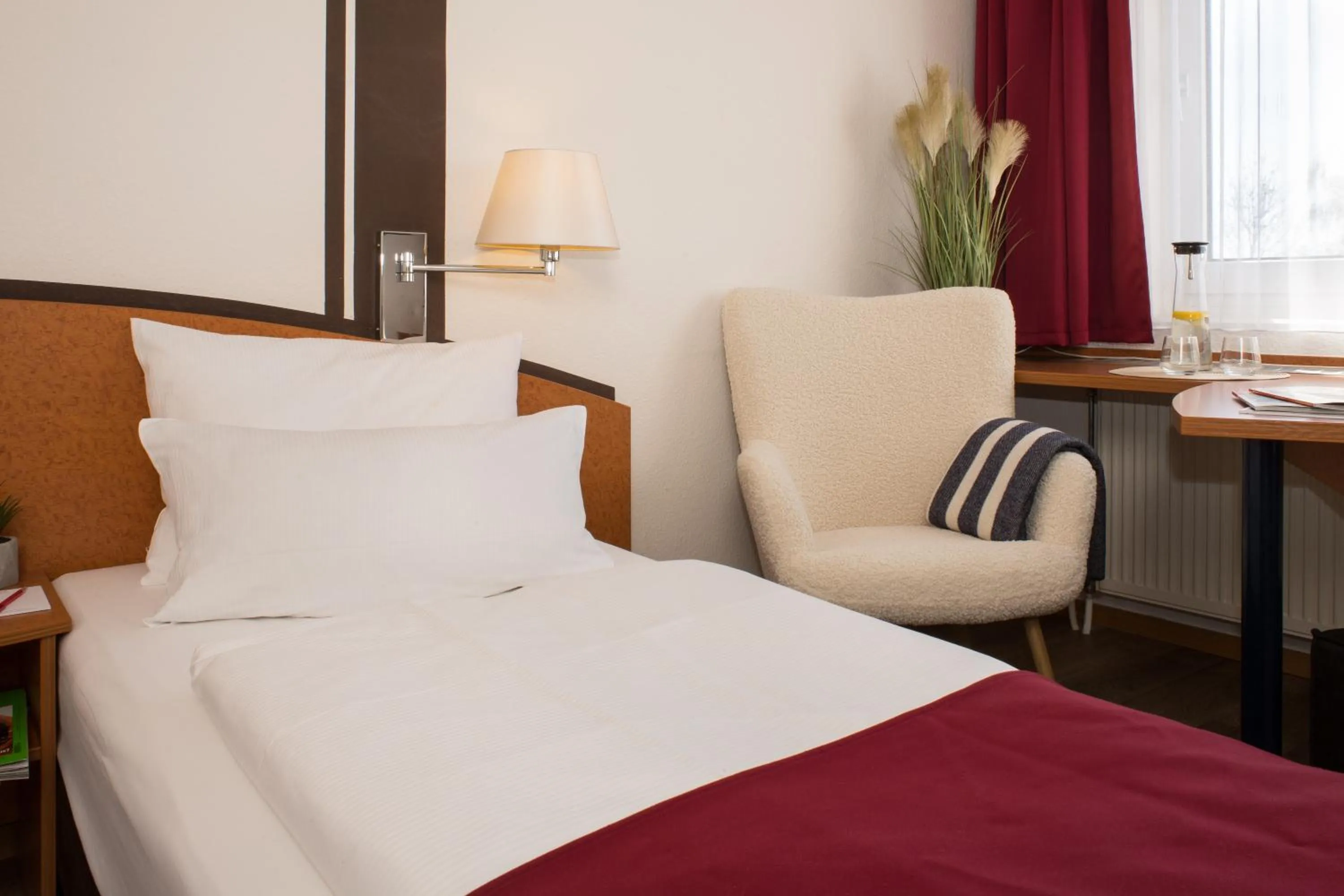 Bedroom, Bed in Mühlenhotel Halle-Leipzig