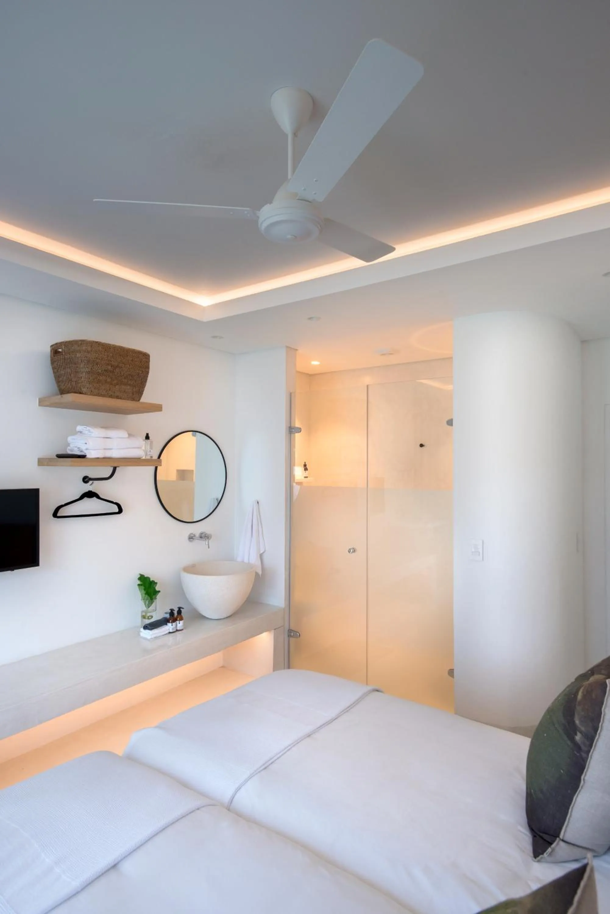 Bathroom, Bed in Barrington's