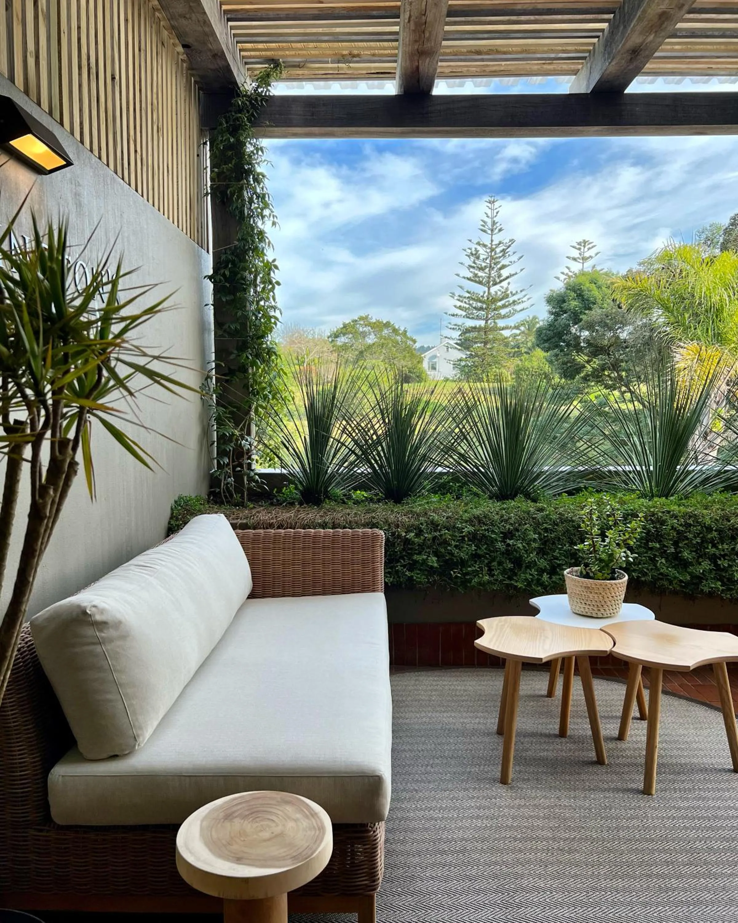 Facade/entrance in Barrington's