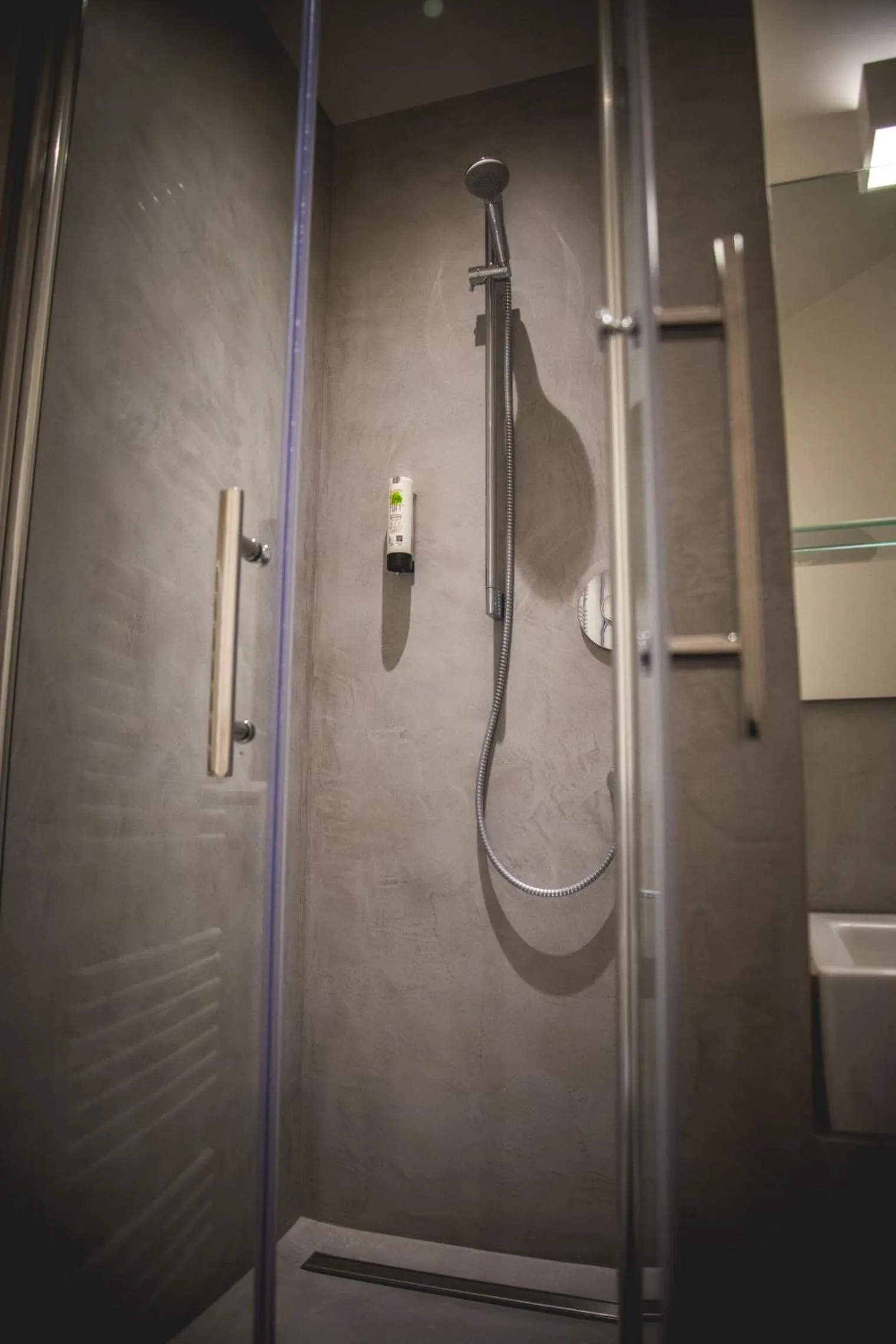 Shower in Hotel Alexander