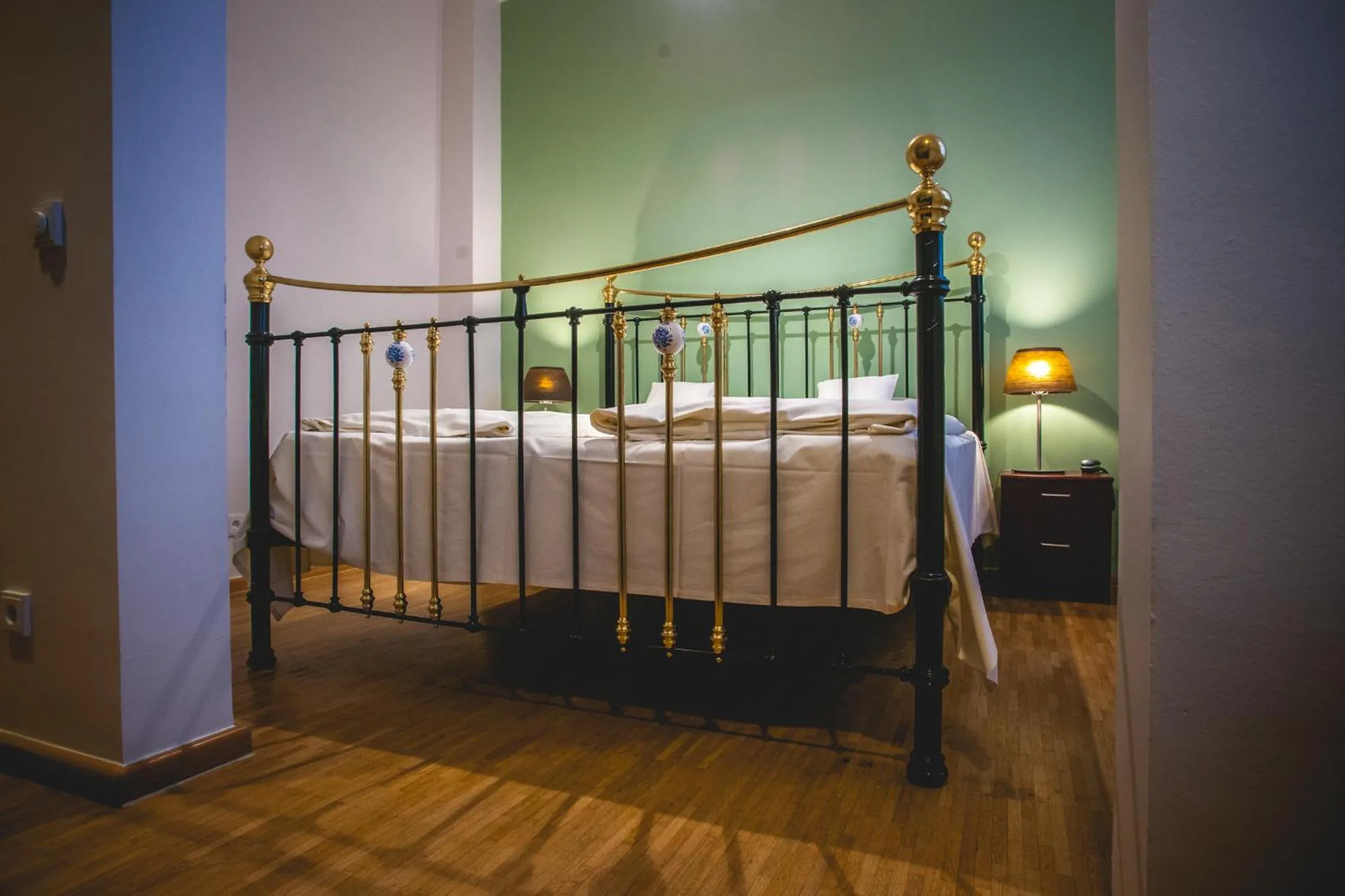 Bed in Hotel Alexander