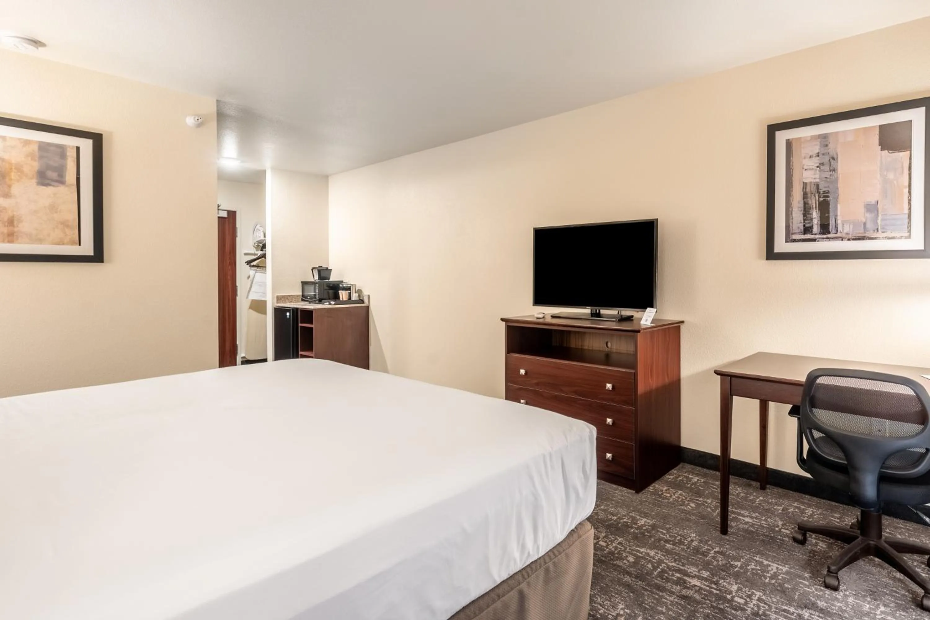 Bed in Cobblestone Hotel & Suites - Andrews
