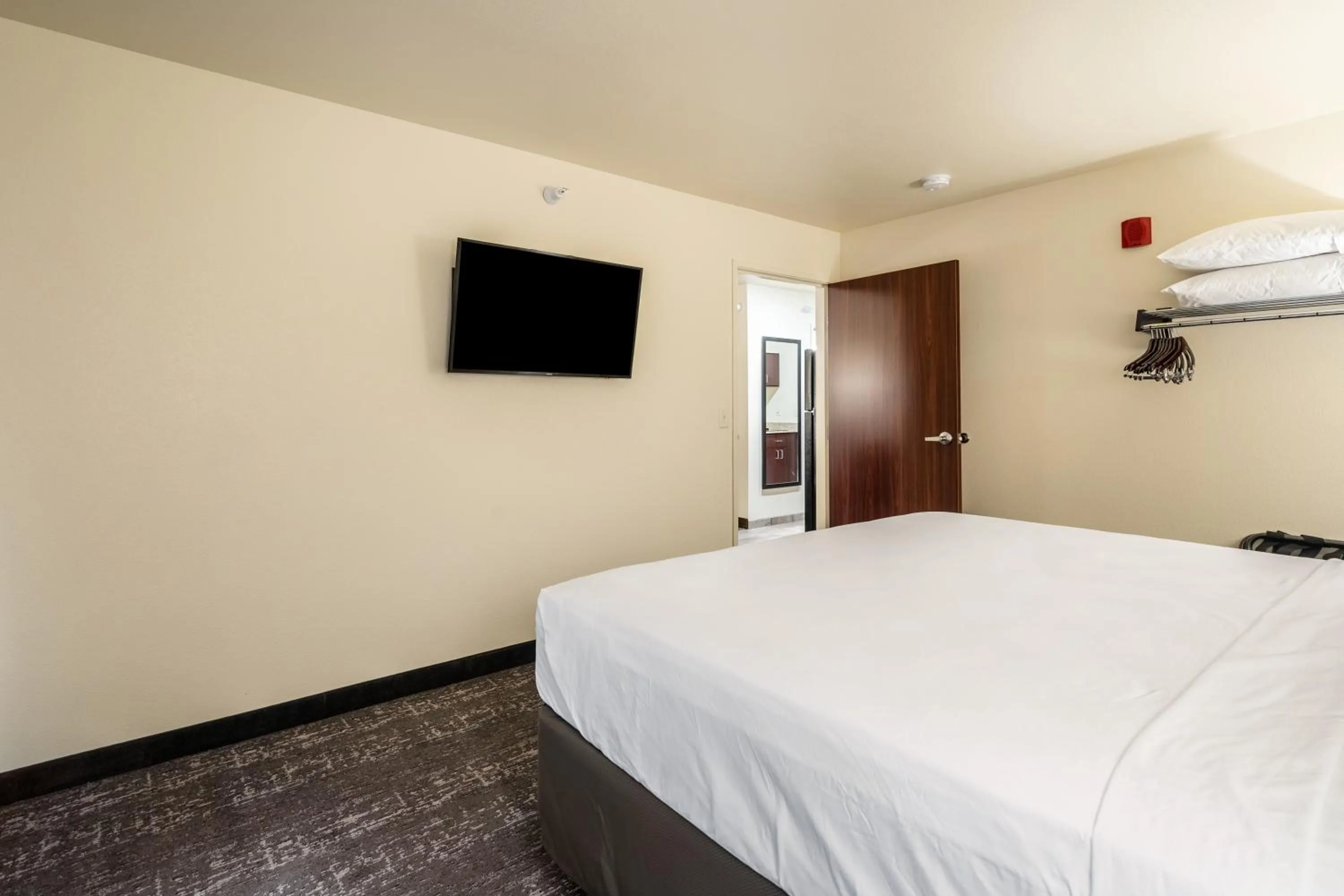Bed in Cobblestone Hotel & Suites - Andrews