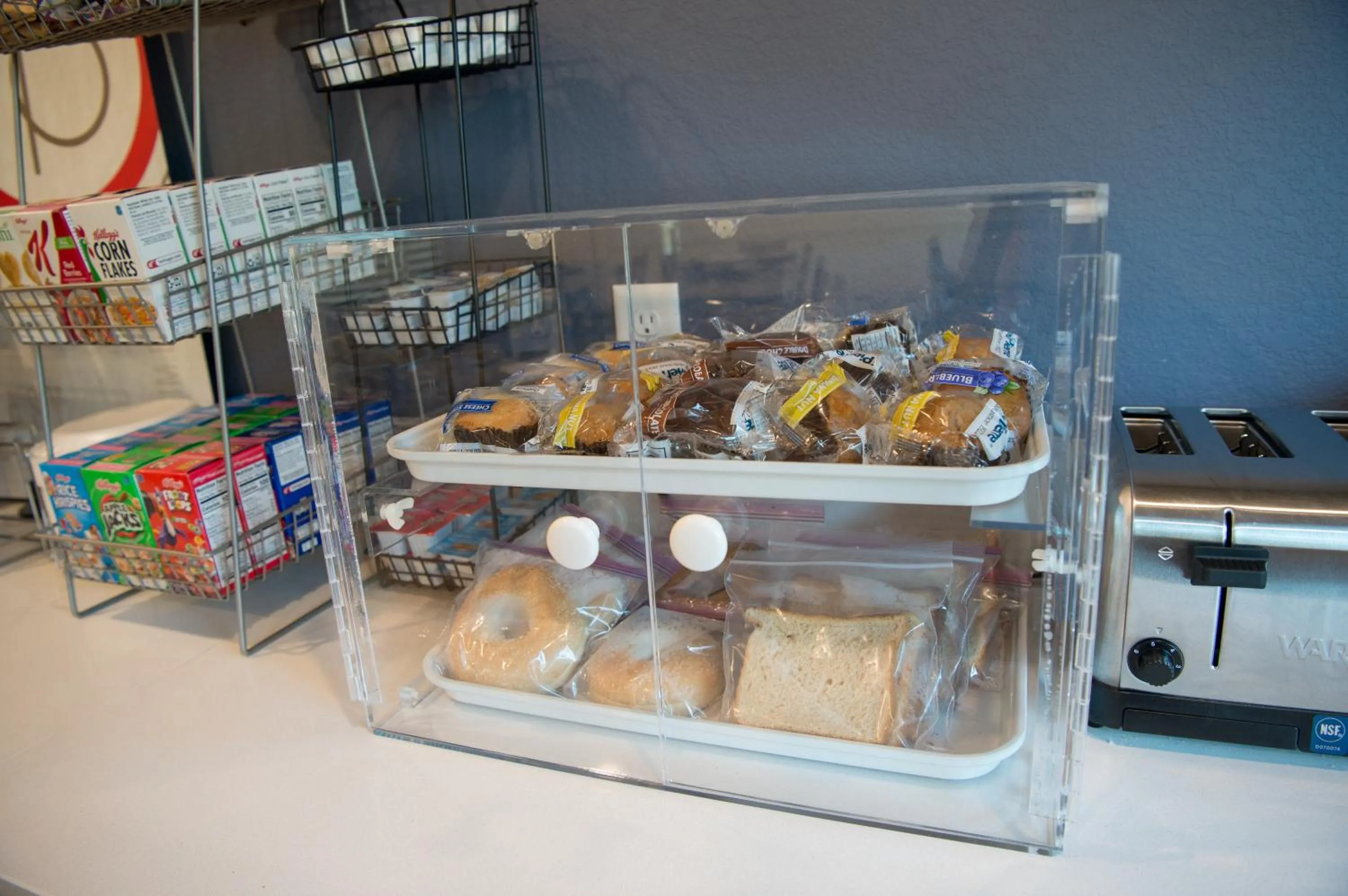 Food and drinks in Cobblestone Inn & Suites - Forest City