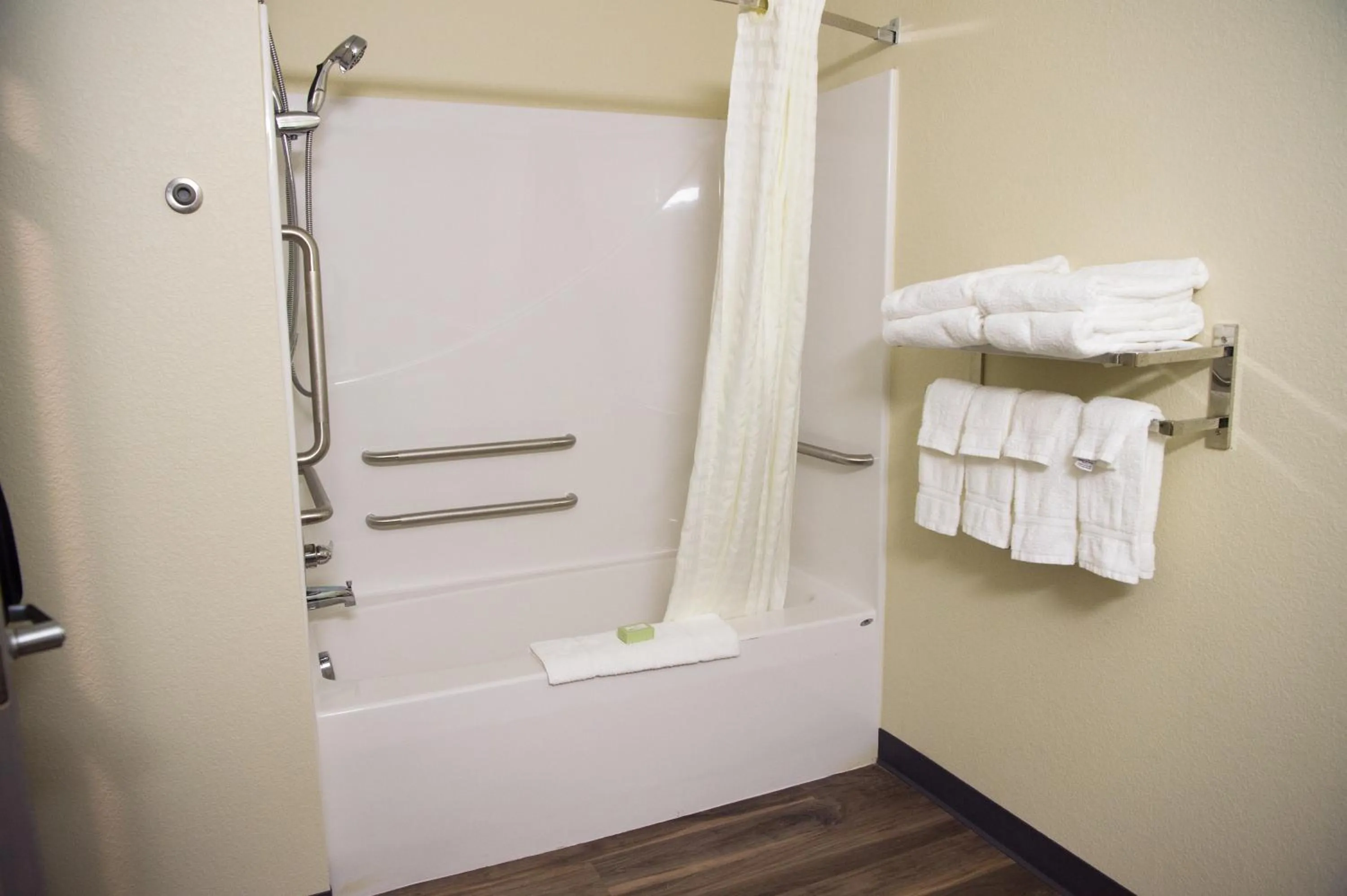 Bathroom in Cobblestone Inn & Suites - Forest City