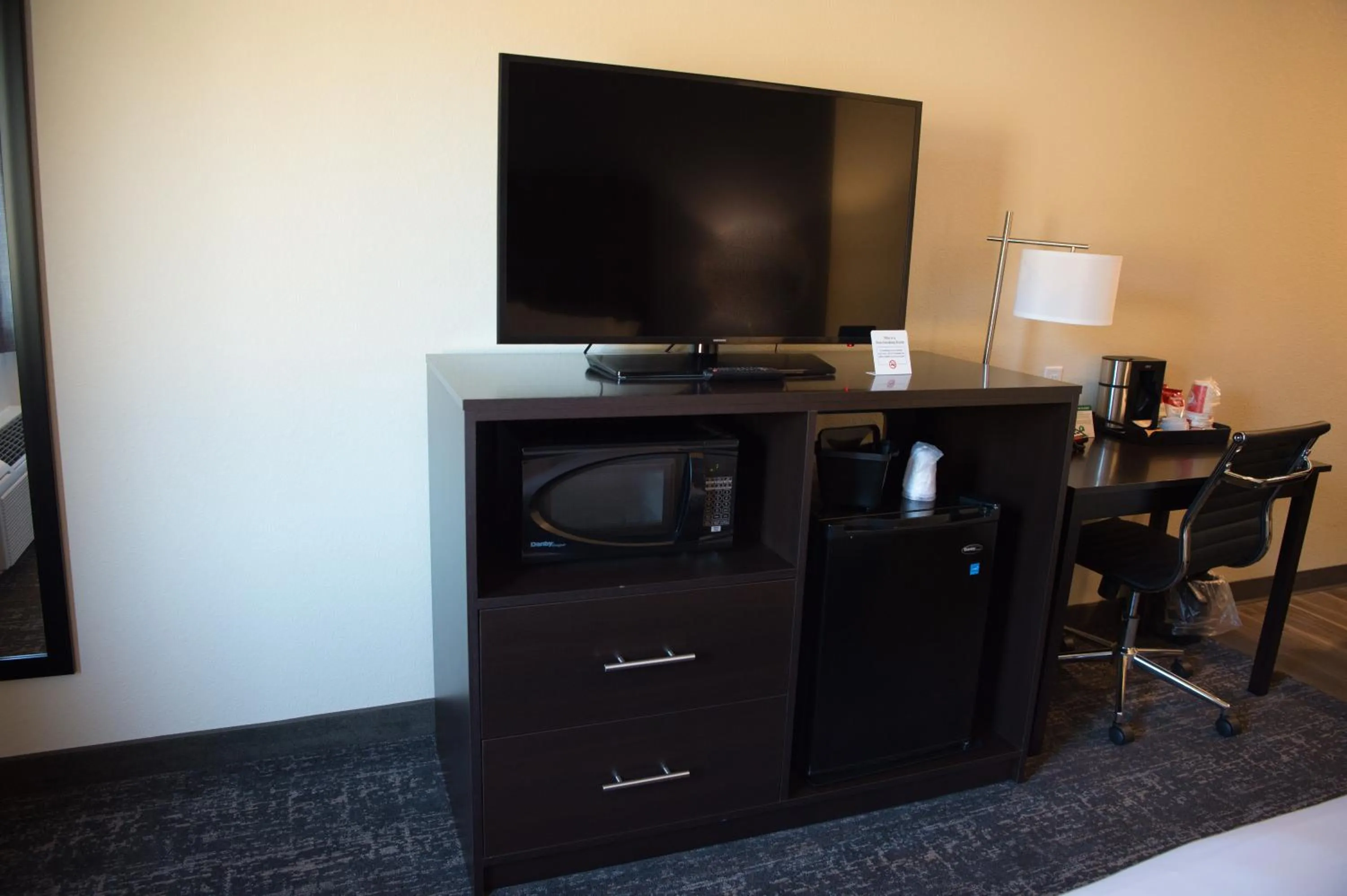 TV and multimedia in Cobblestone Inn & Suites - Forest City