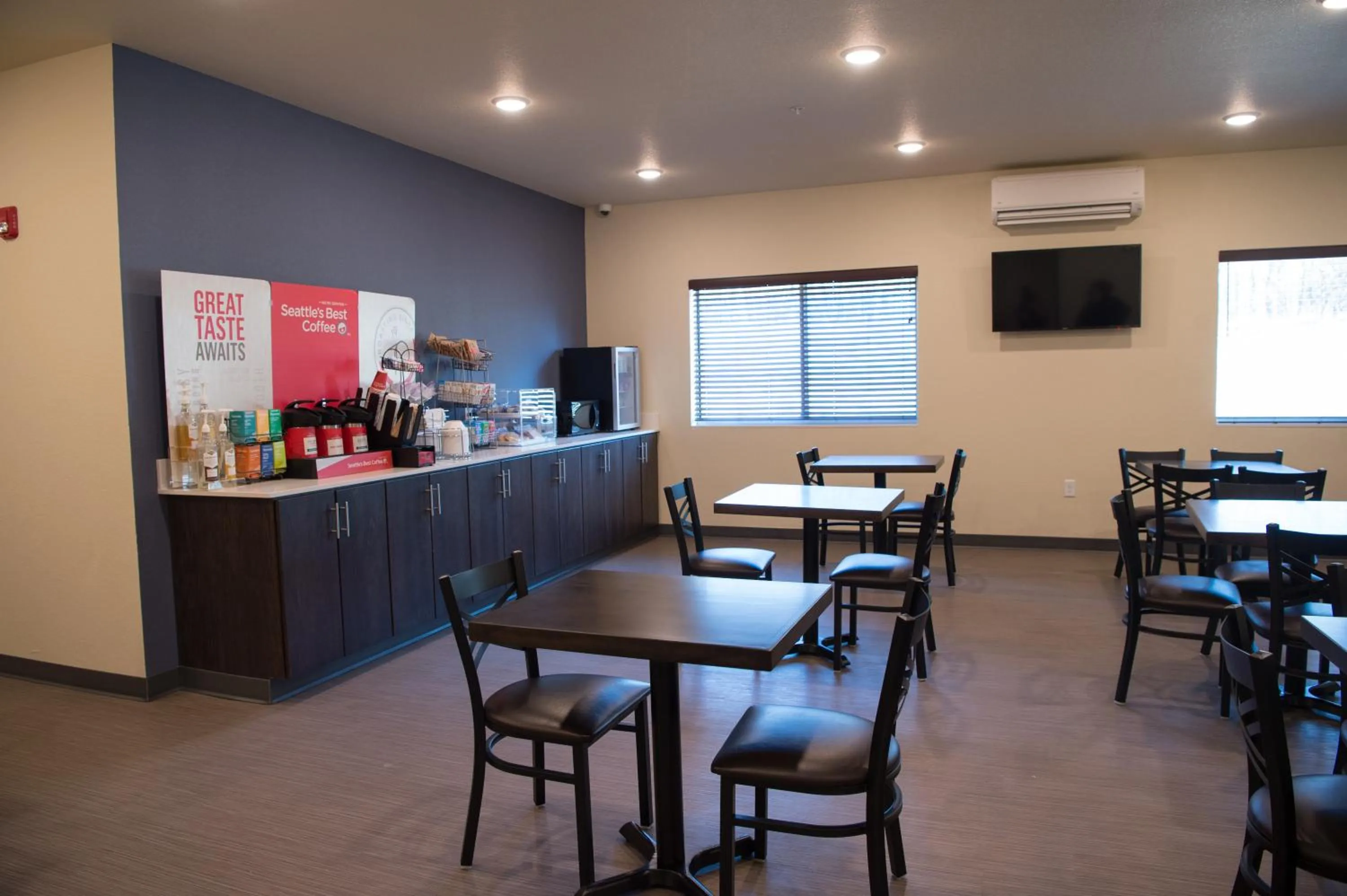 Breakfast in Cobblestone Inn & Suites - Forest City