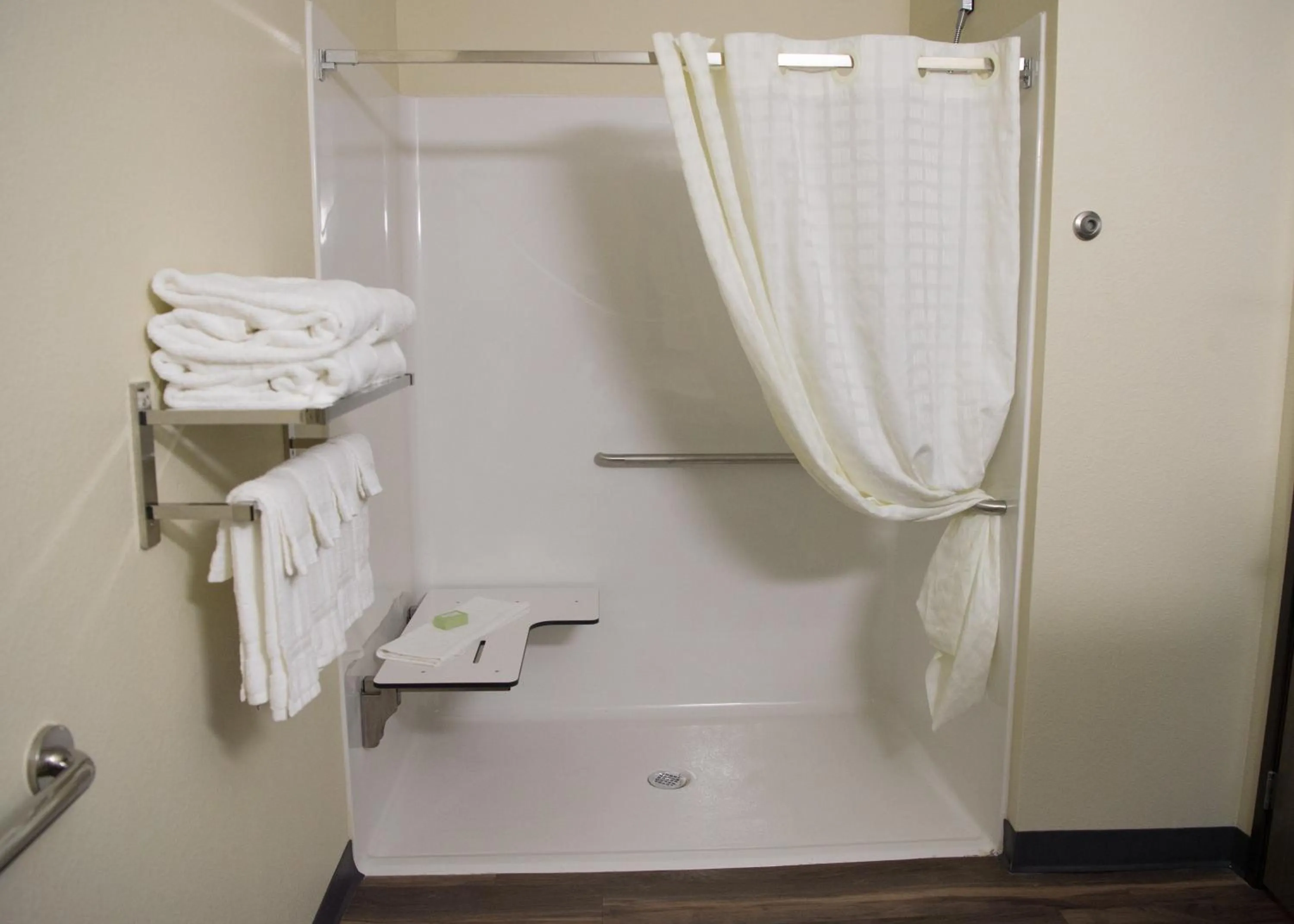 Shower in Cobblestone Inn & Suites - Forest City