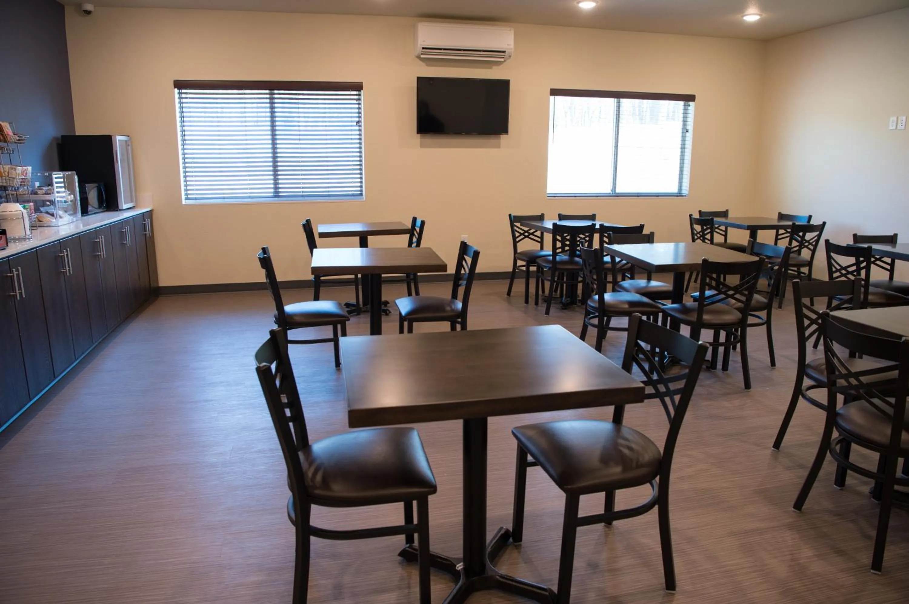 Dining area in Cobblestone Inn & Suites - Forest City