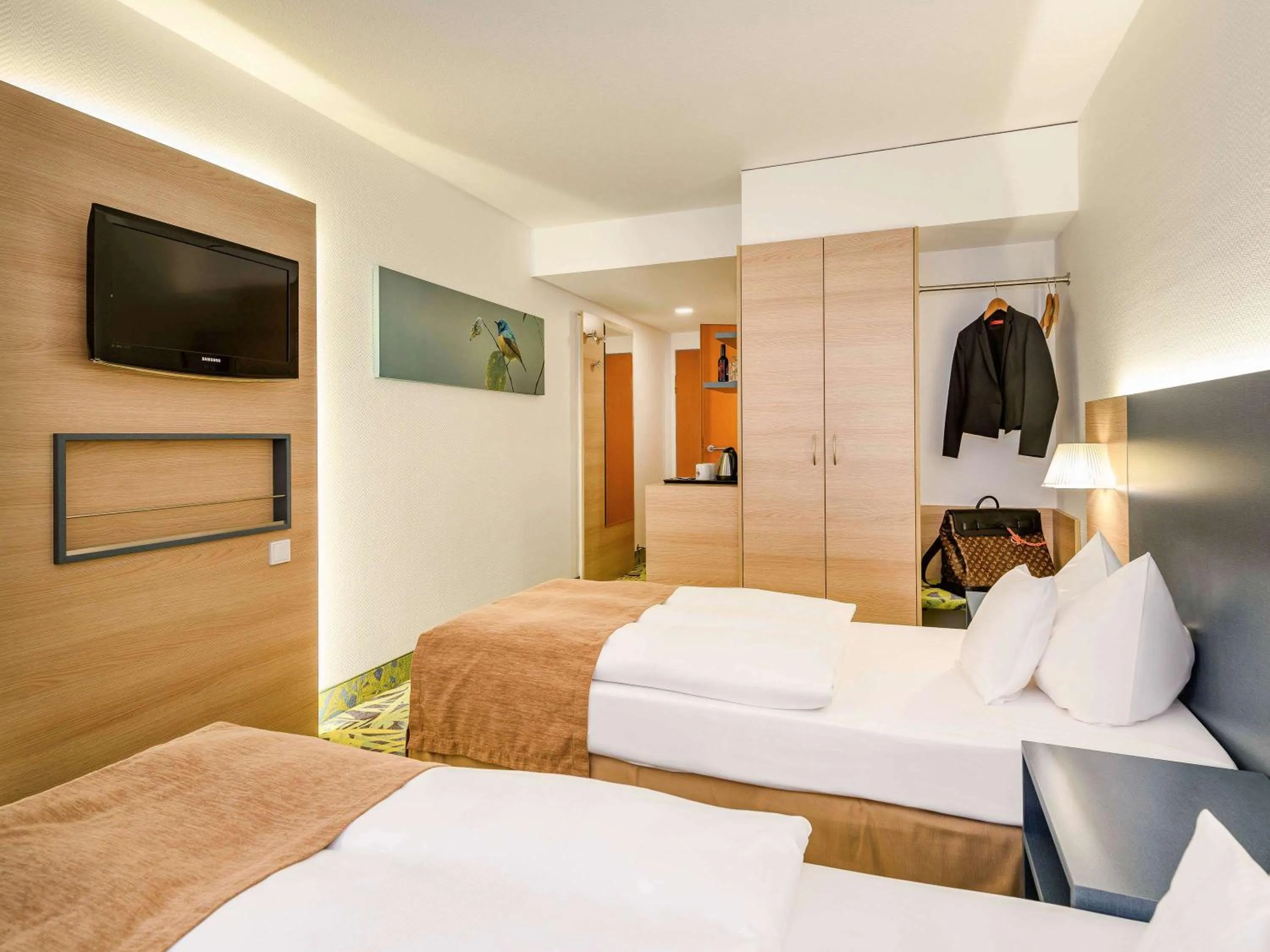 Staff, Bed in PLAZA INN Regensburg