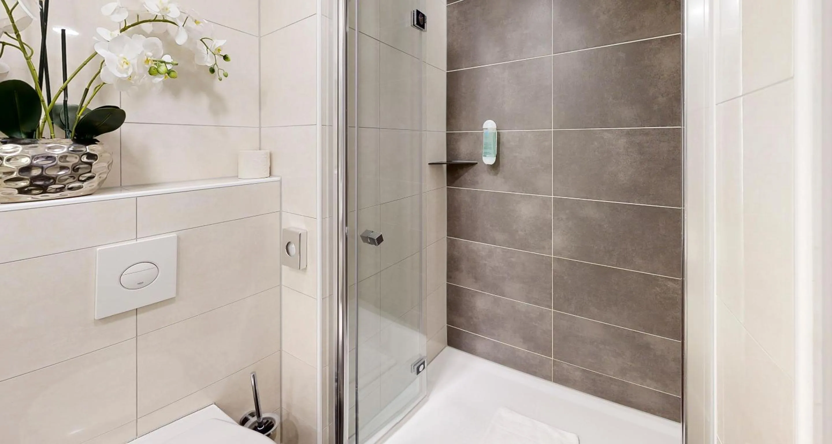 Shower in PLAZA INN Regensburg