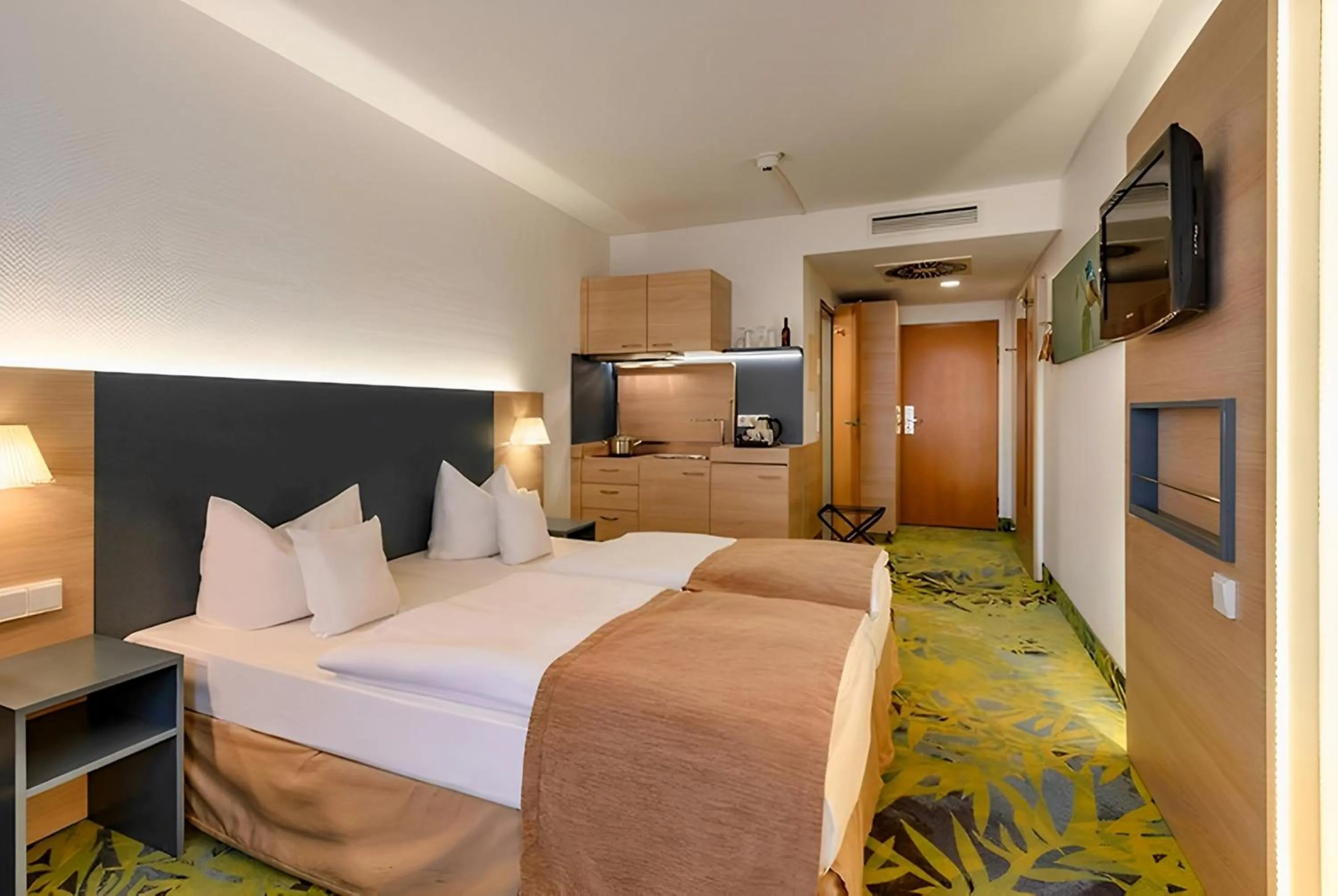 Staff, Bed in PLAZA INN Regensburg