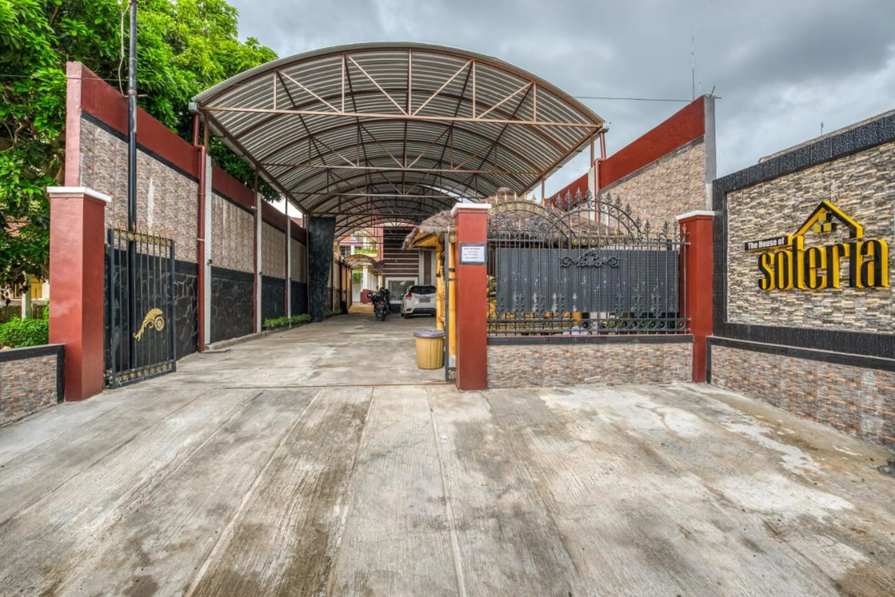Facade/entrance in RedDoorz Syariah near Kebon Rojo Park Blitar