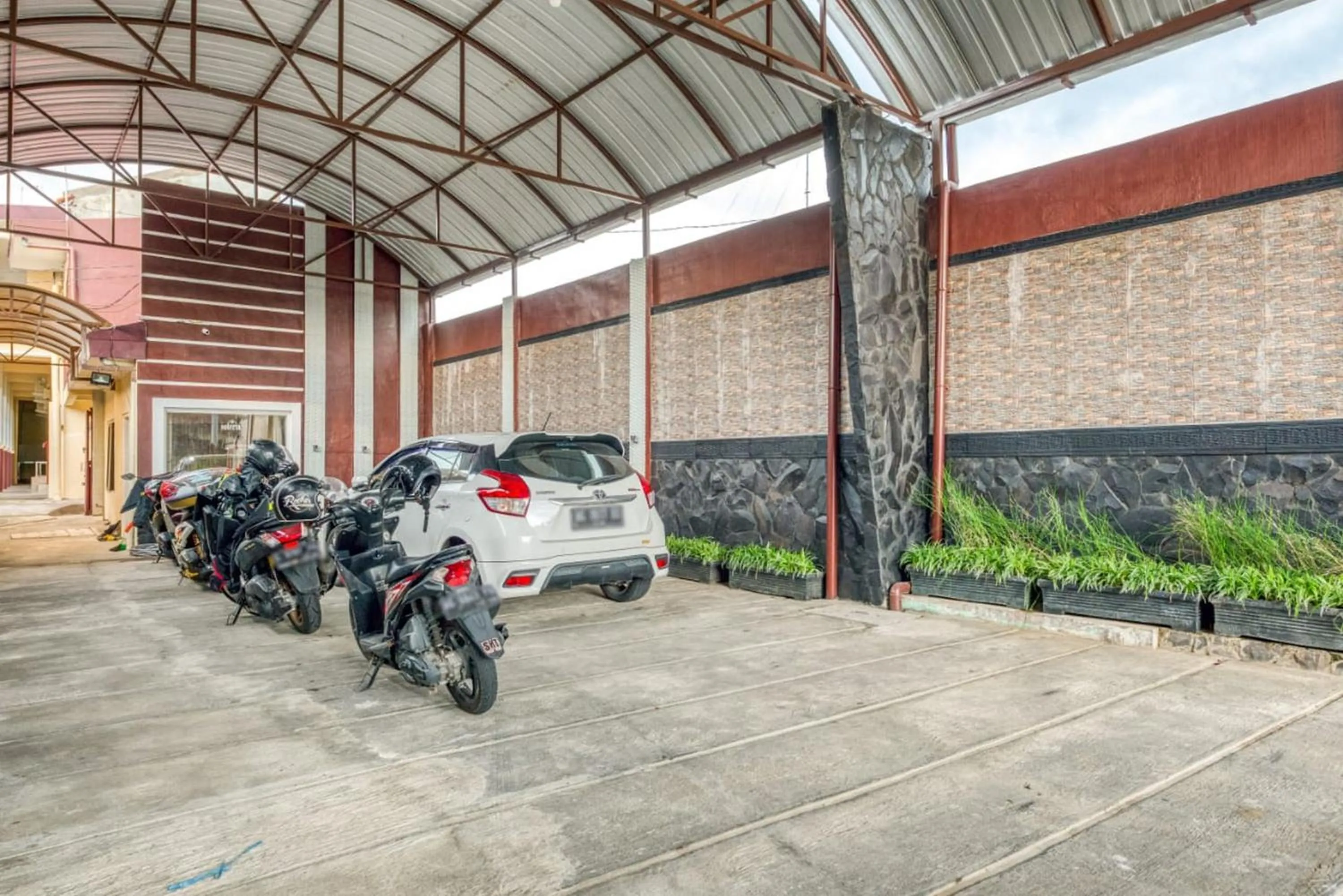 Facade/entrance in RedDoorz Syariah near Kebon Rojo Park Blitar