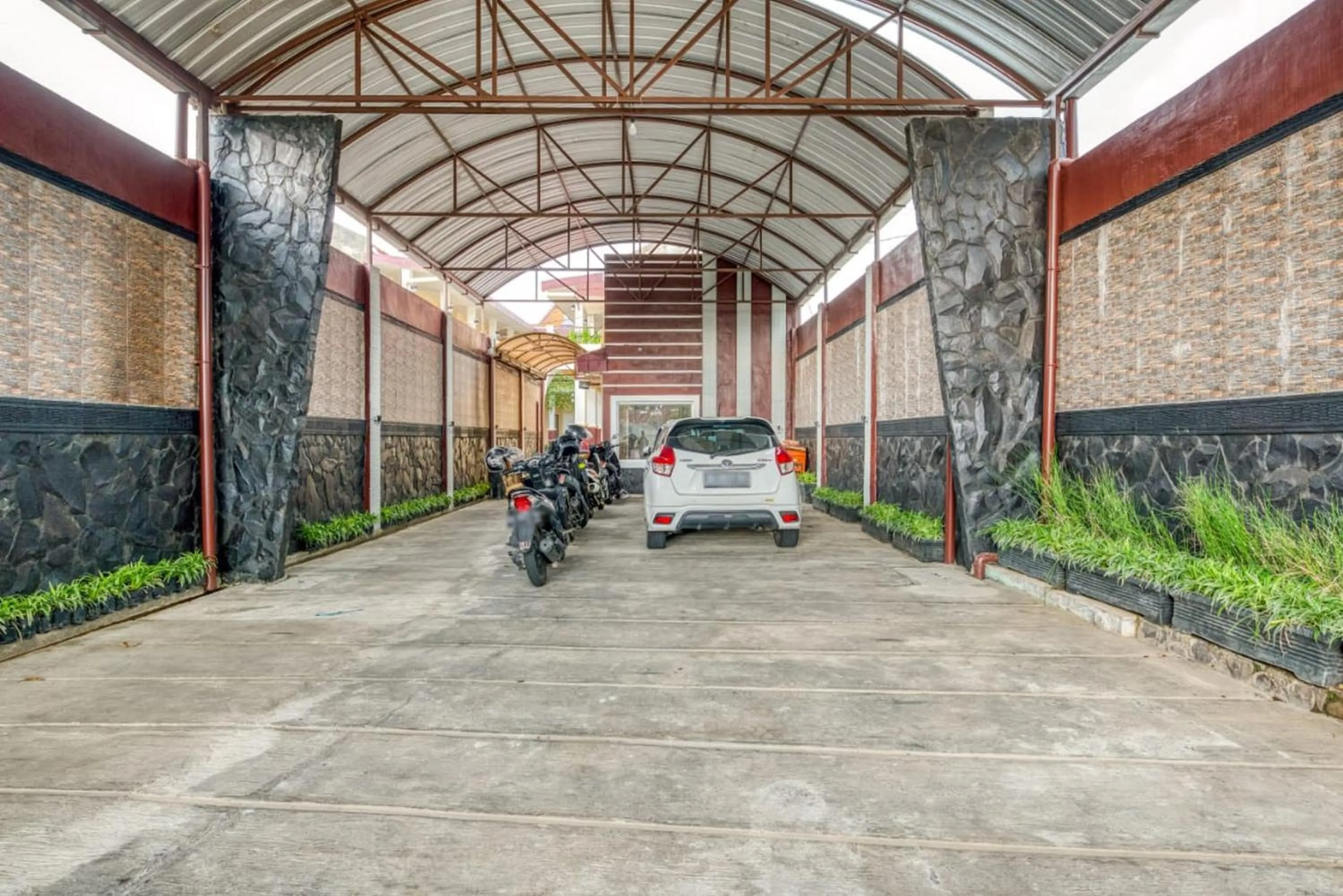 Facade/entrance in RedDoorz Syariah near Kebon Rojo Park Blitar