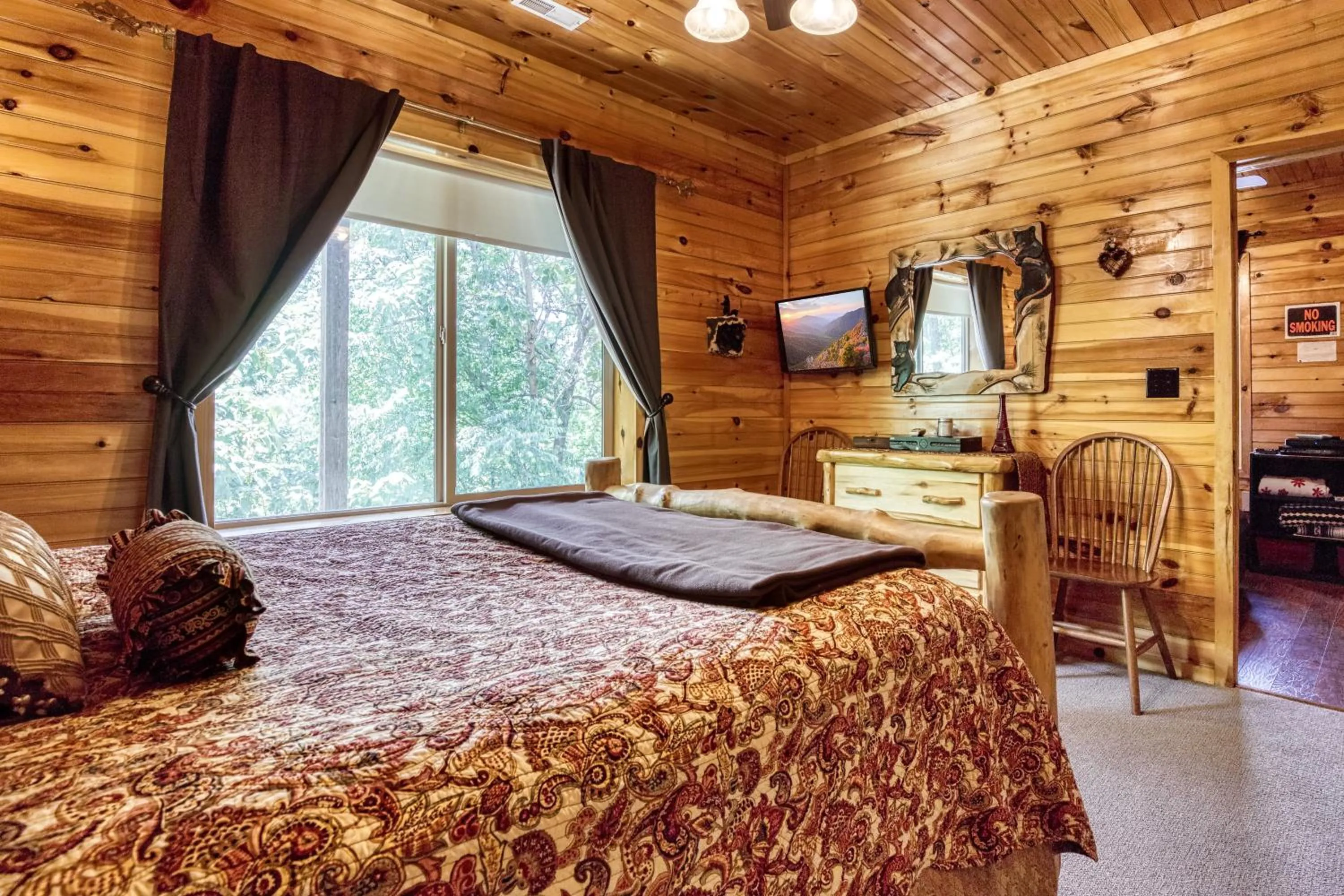Bed in Bear Elegance - Theater Room, Secluded, Heart Shaped Tub!!!