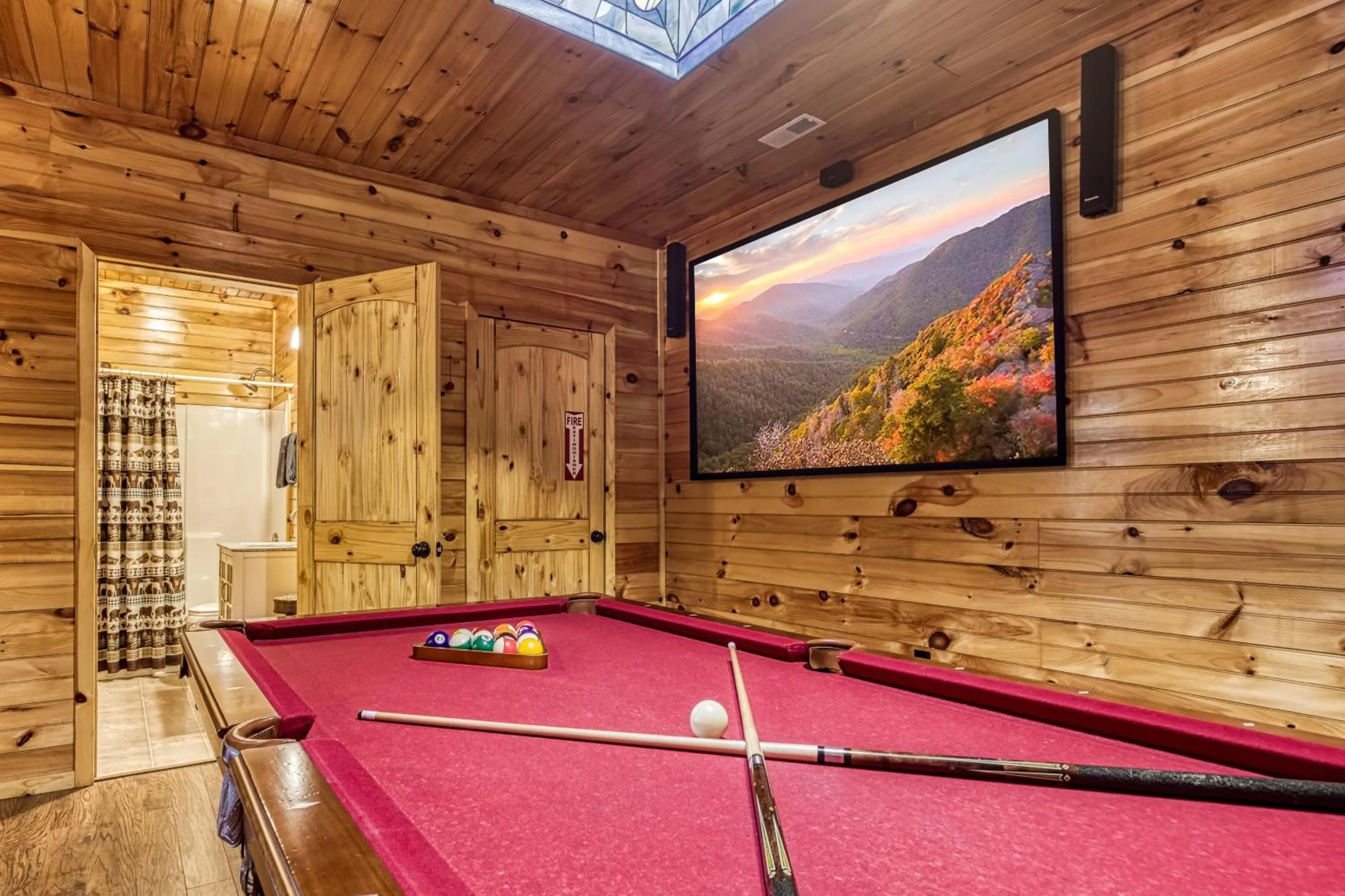 Bear Elegance - Theater Room, Secluded, Heart Shaped Tub!!!