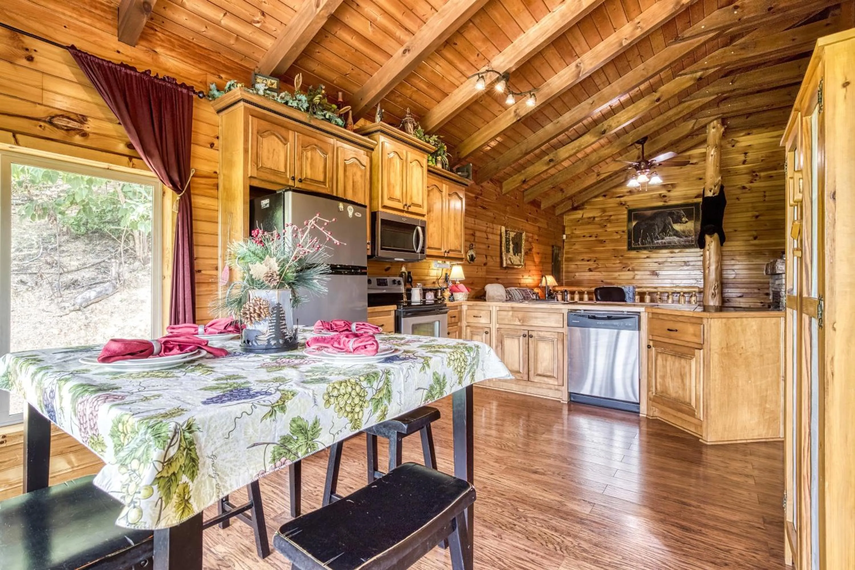 Bear Elegance - Theater Room, Secluded, Heart Shaped Tub!!!