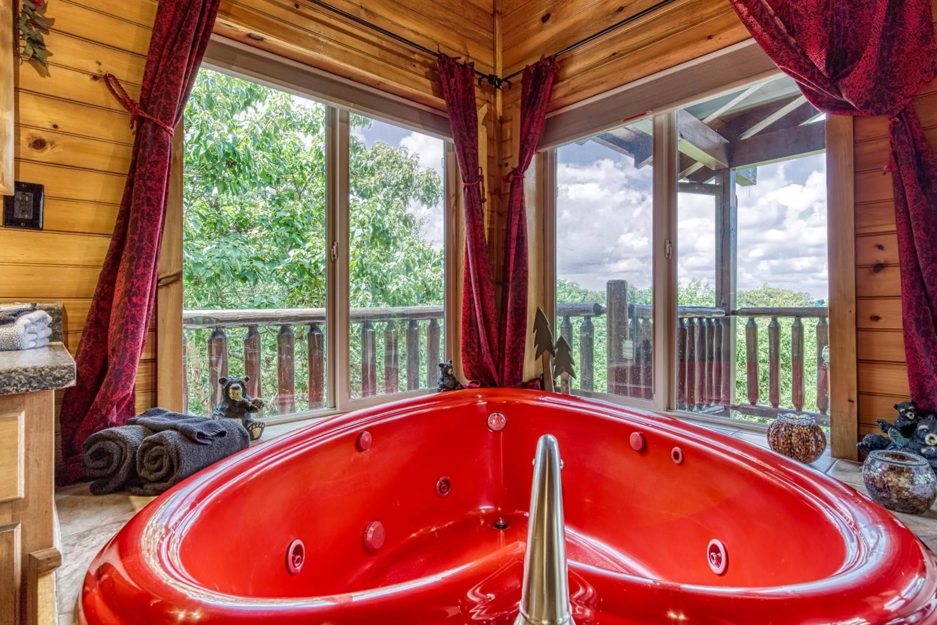 Bear Elegance - Theater Room, Secluded, Heart Shaped Tub!!!
