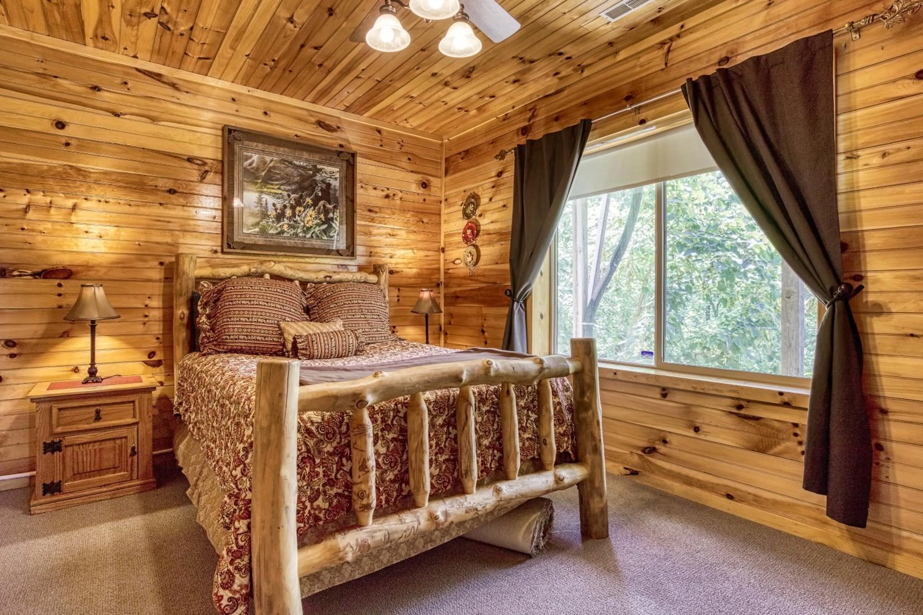 Bed in Bear Elegance - Theater Room, Secluded, Heart Shaped Tub!!!