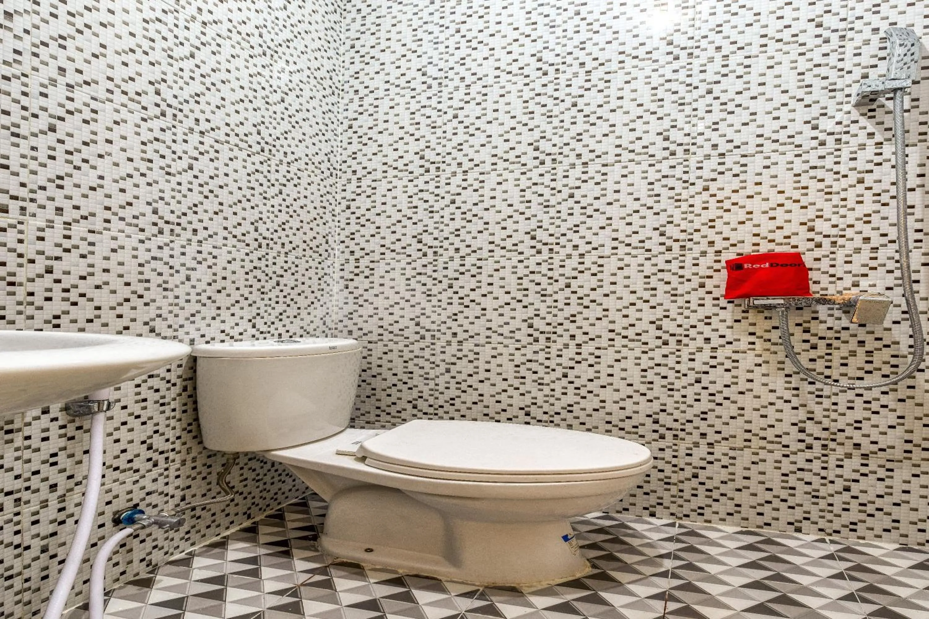 Bathroom in RedDoorz Syariah @ Kertomenanggal Surabaya