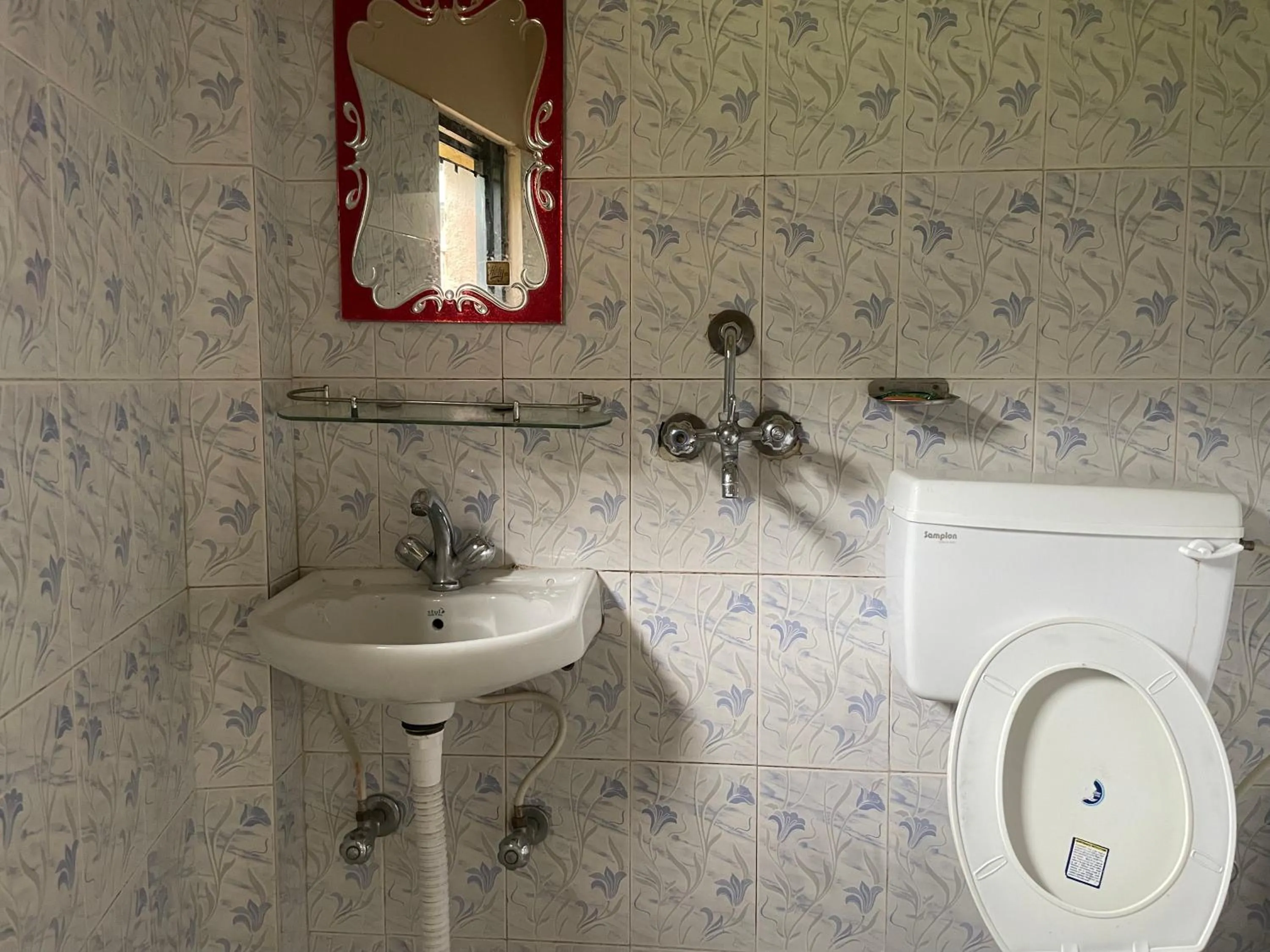 Toilet in Yuriko Guest House