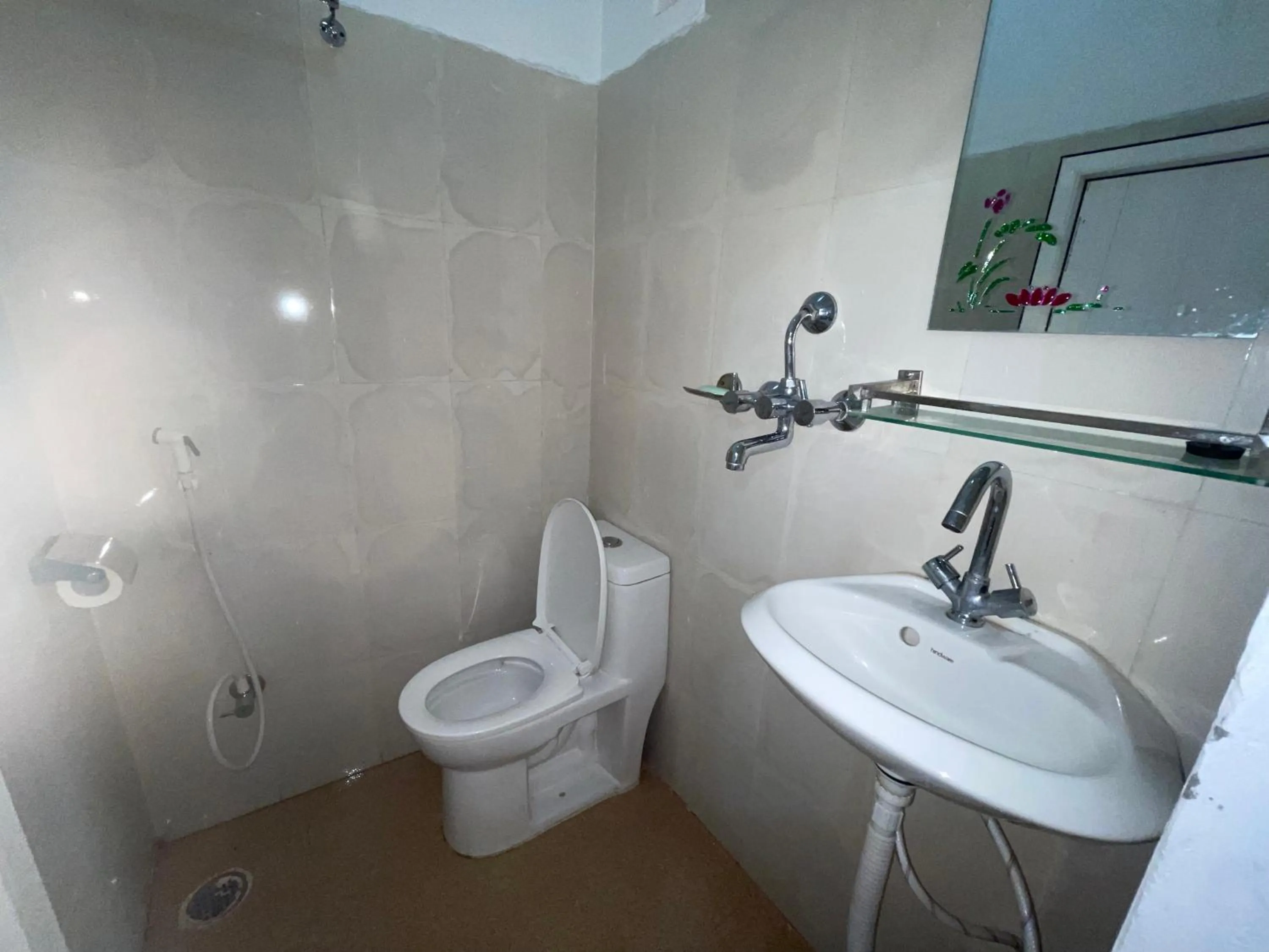 Shower in Yuriko Guest House