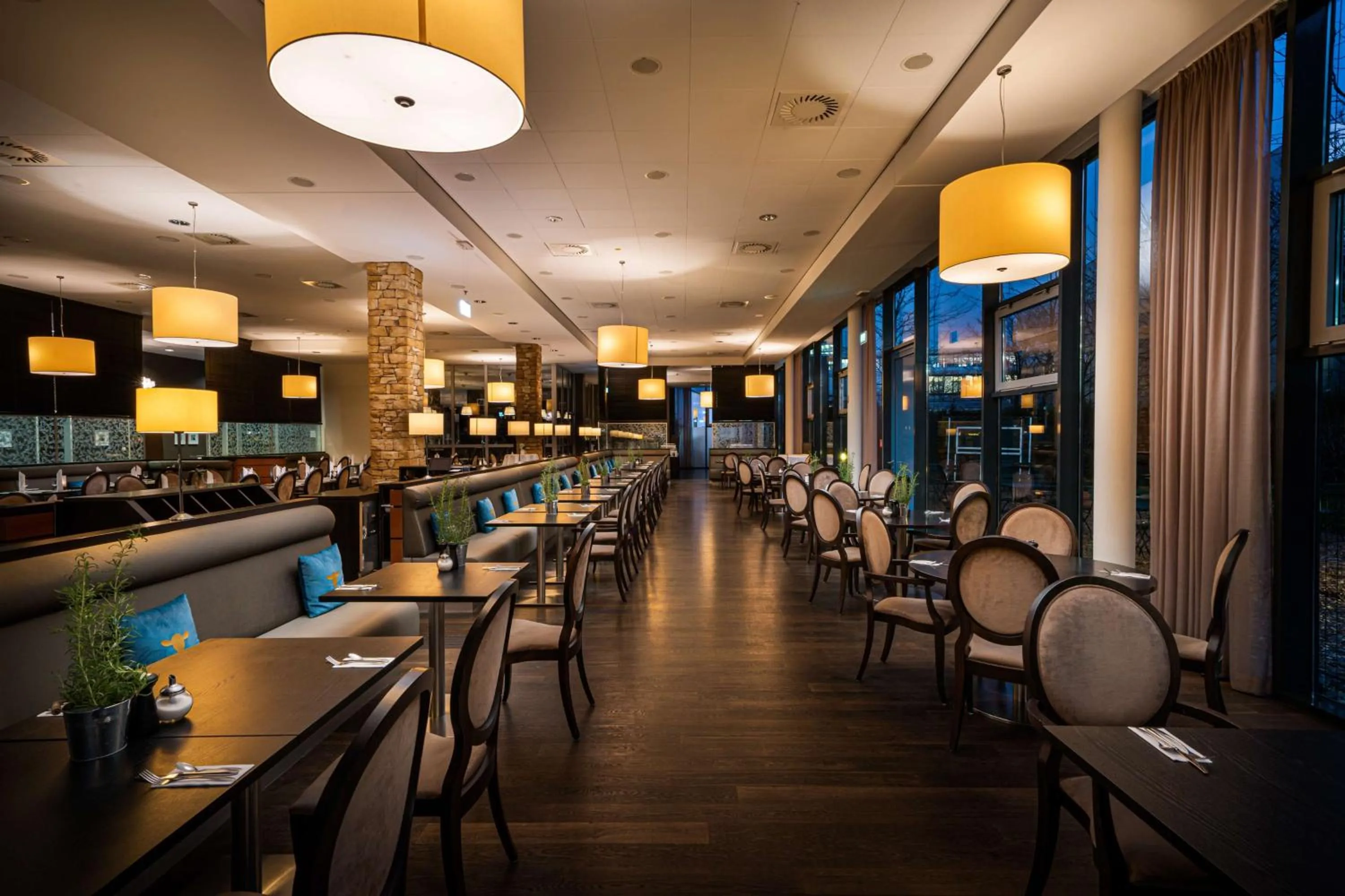 Restaurant/places to eat in Rilano 24/7 Hotel München