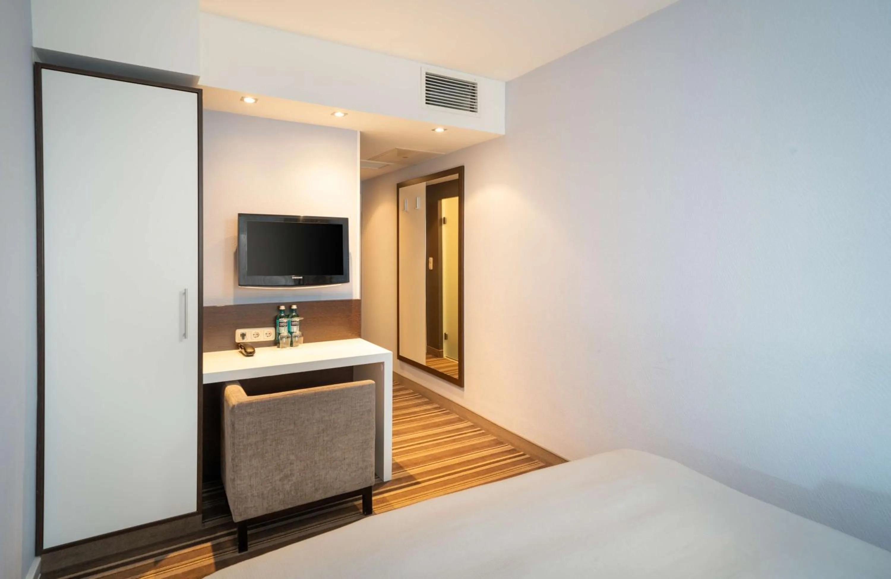 Bedroom in Rilano 24/7 Hotel München