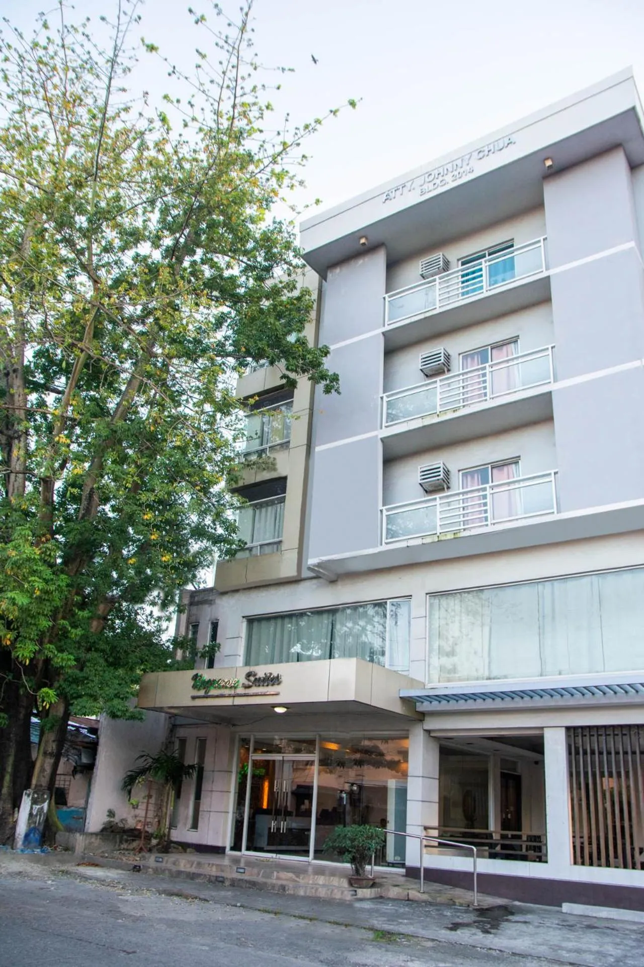 Facade/entrance in Negrense Suites