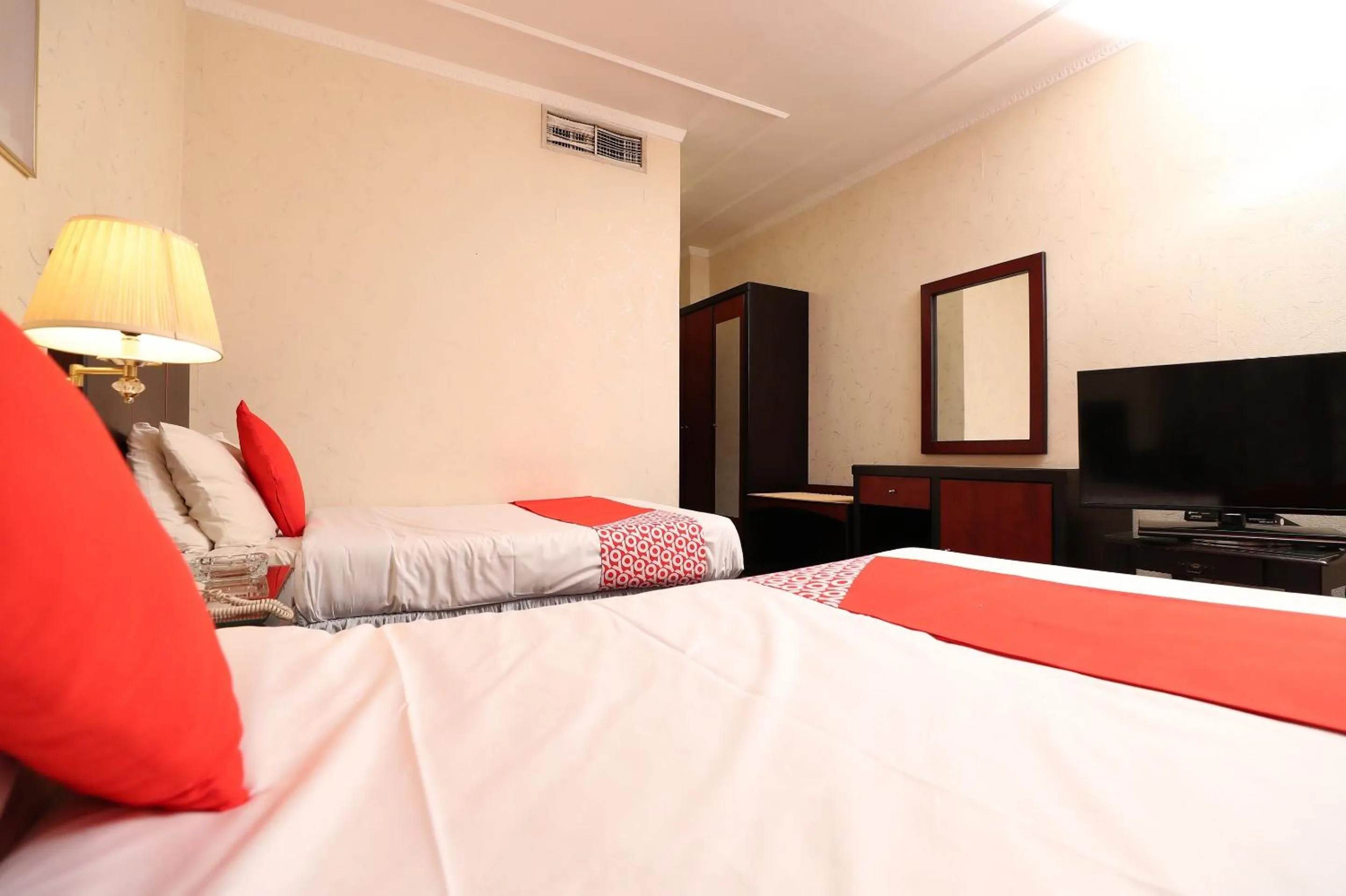 Bedroom, Bed in OYO 112 Semiramis Hotel