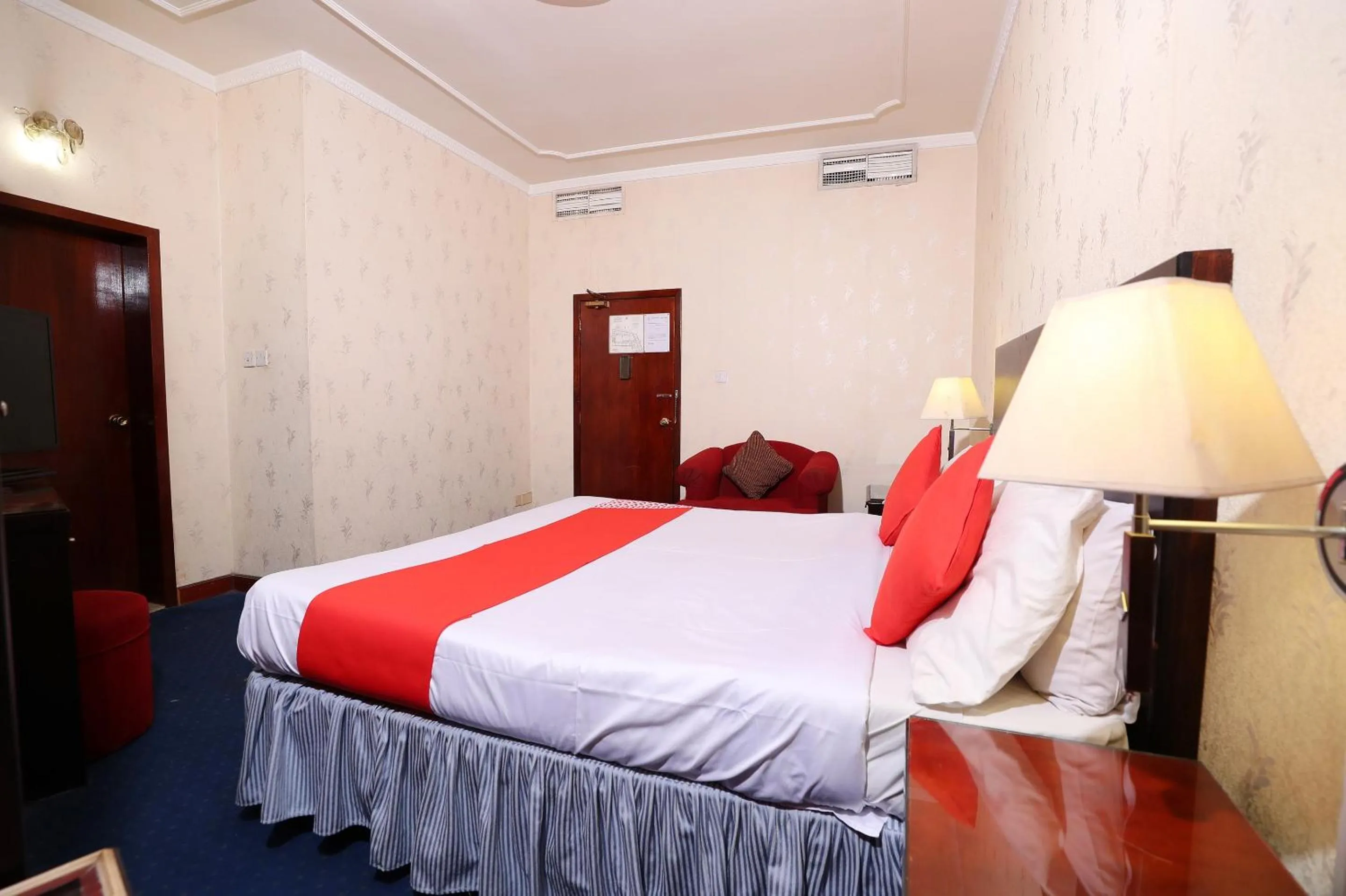 Bedroom, Bed in OYO 112 Semiramis Hotel