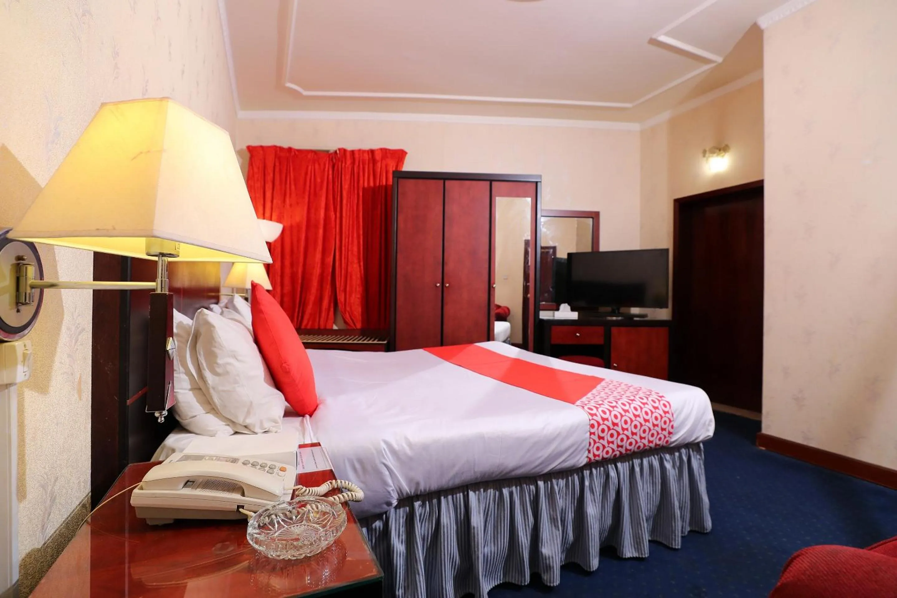 Bedroom, Bed in OYO 112 Semiramis Hotel