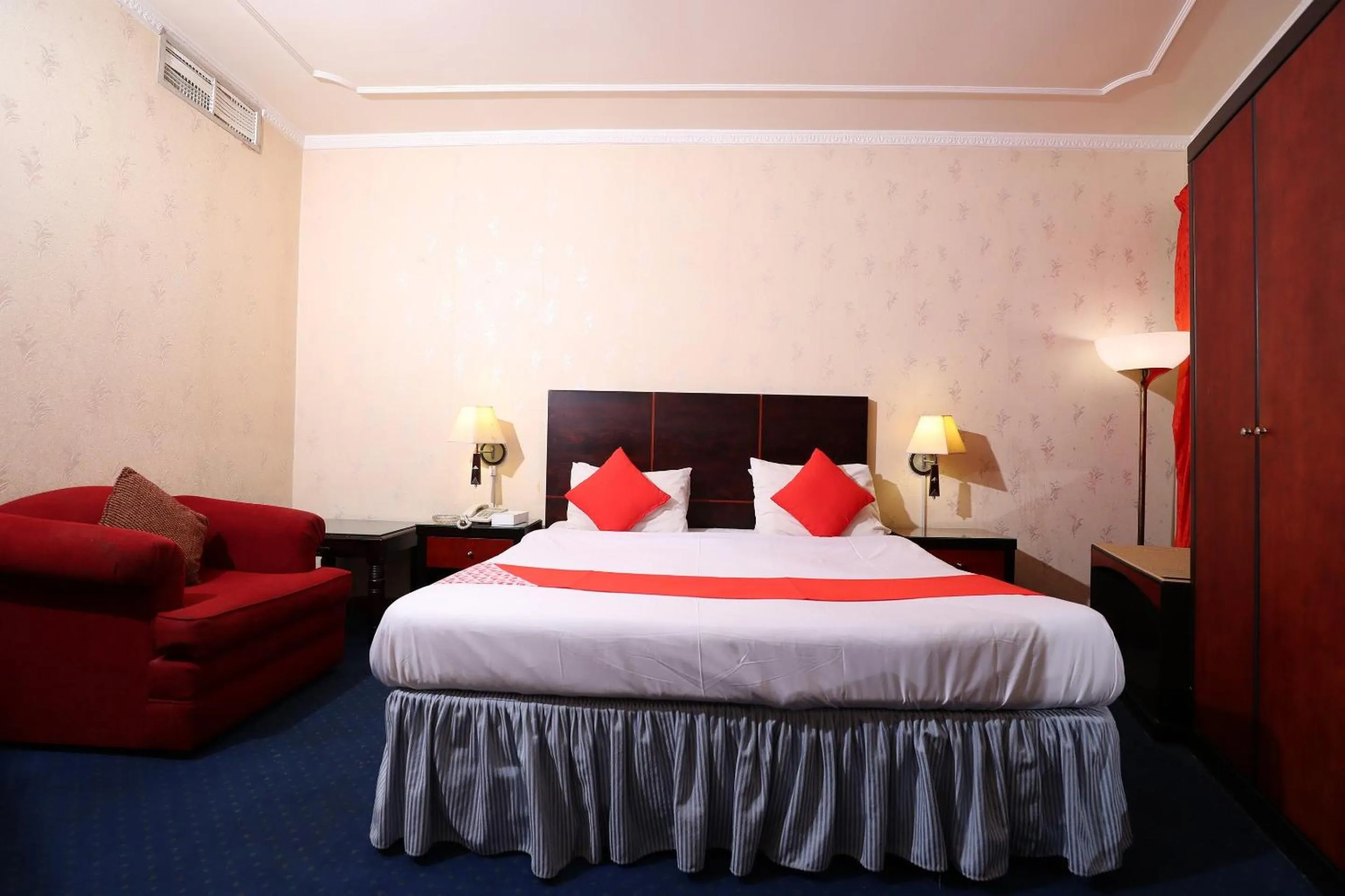 Bedroom, Bed in OYO 112 Semiramis Hotel