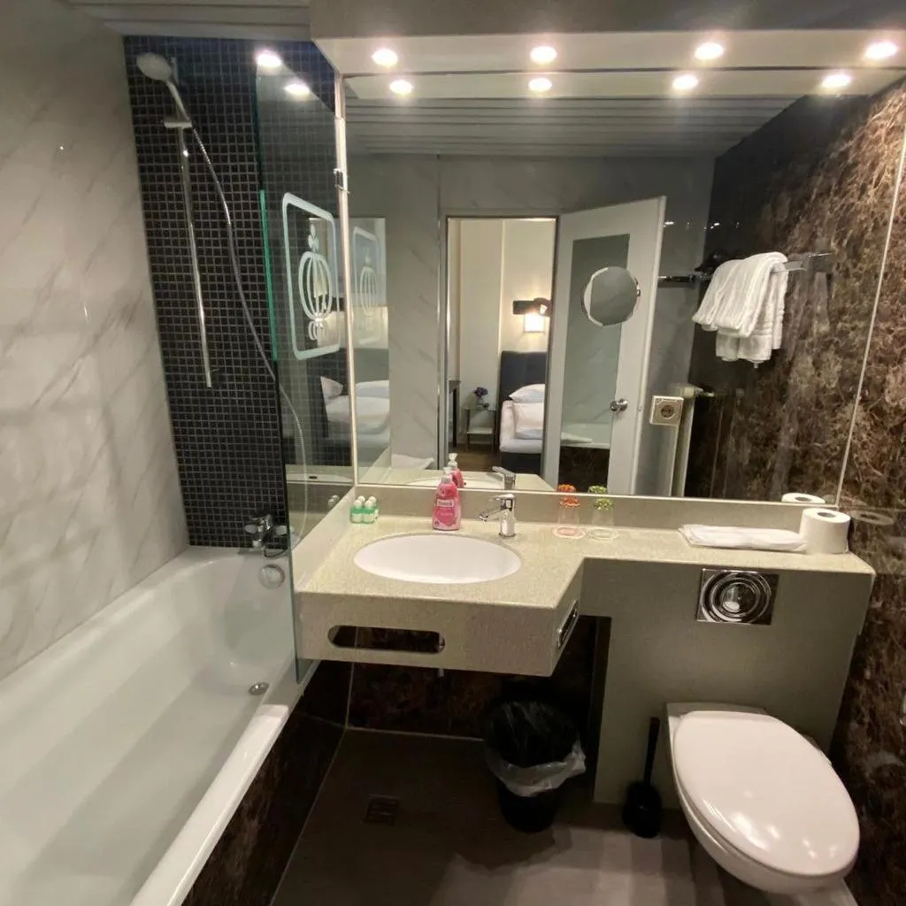 Bathroom in Hotel Königshof The Arthouse