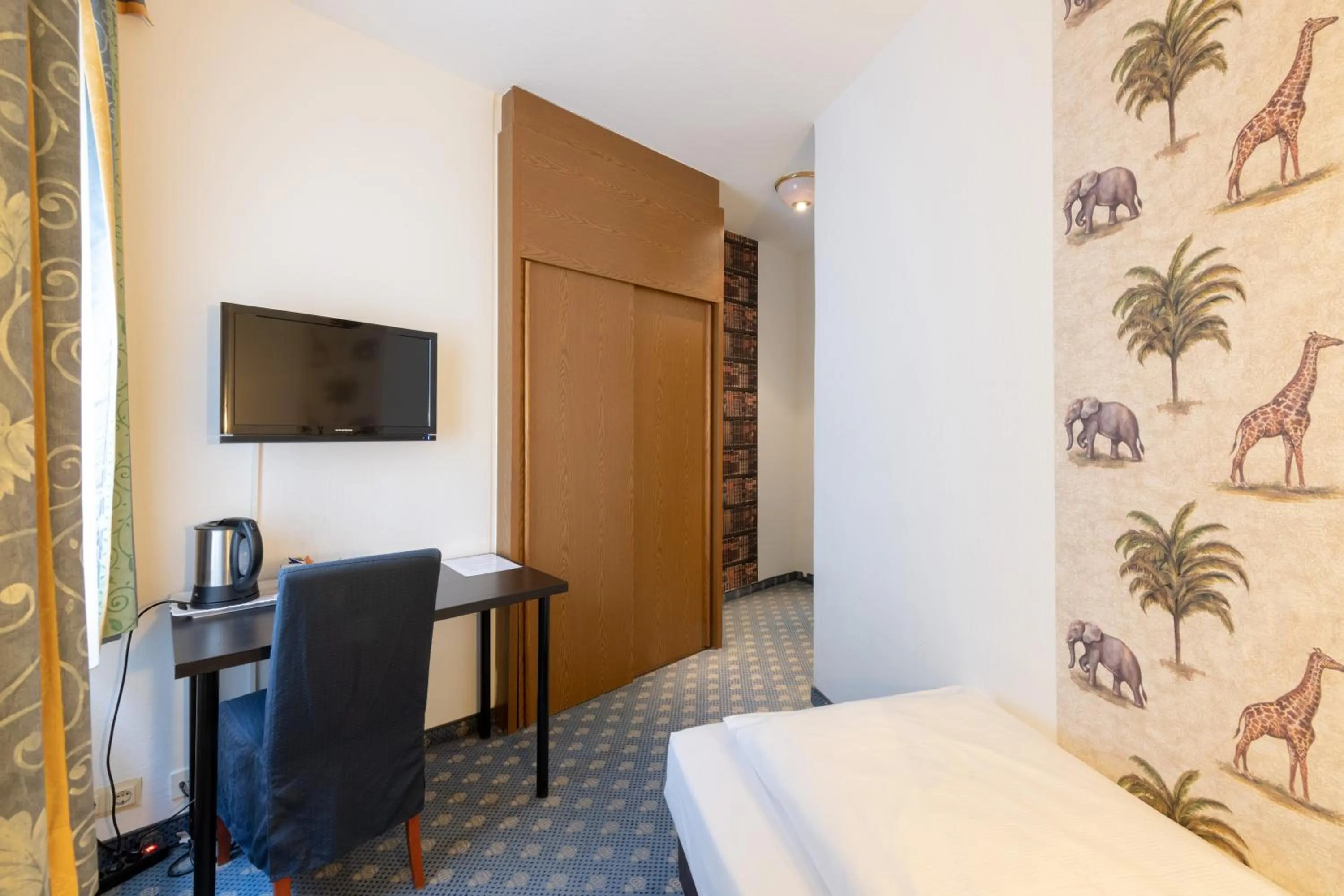 Photo of the whole room, Bed in Hotel Königshof The Arthouse