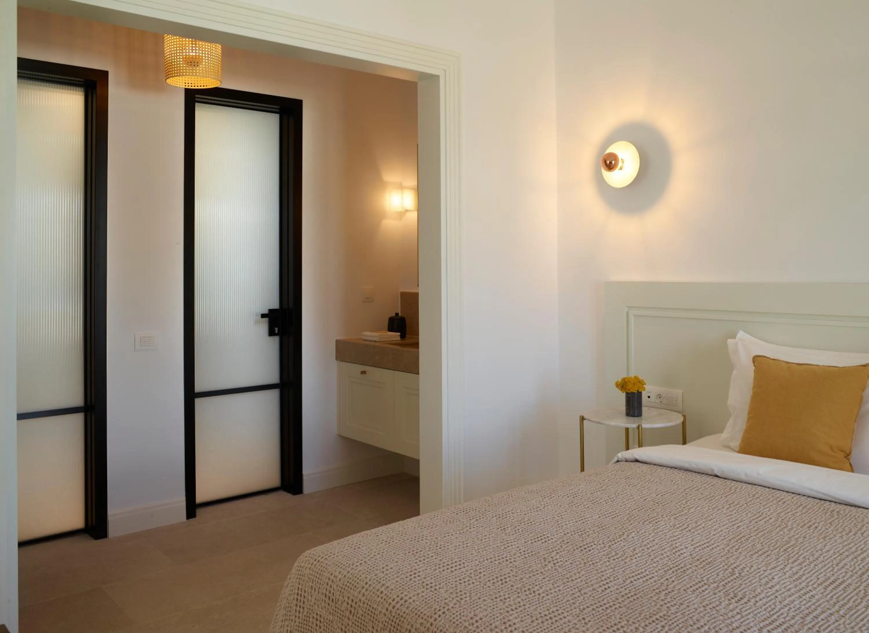 Bathroom, Bed in Bonzoe Suites & Villas