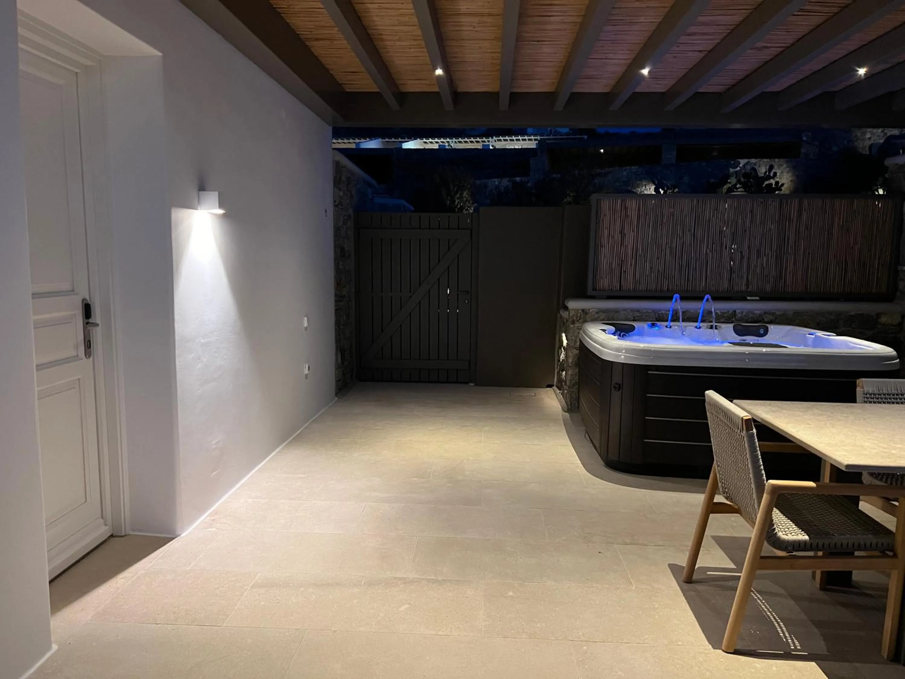 Hot Tub in Bonzoe Suites & Villas