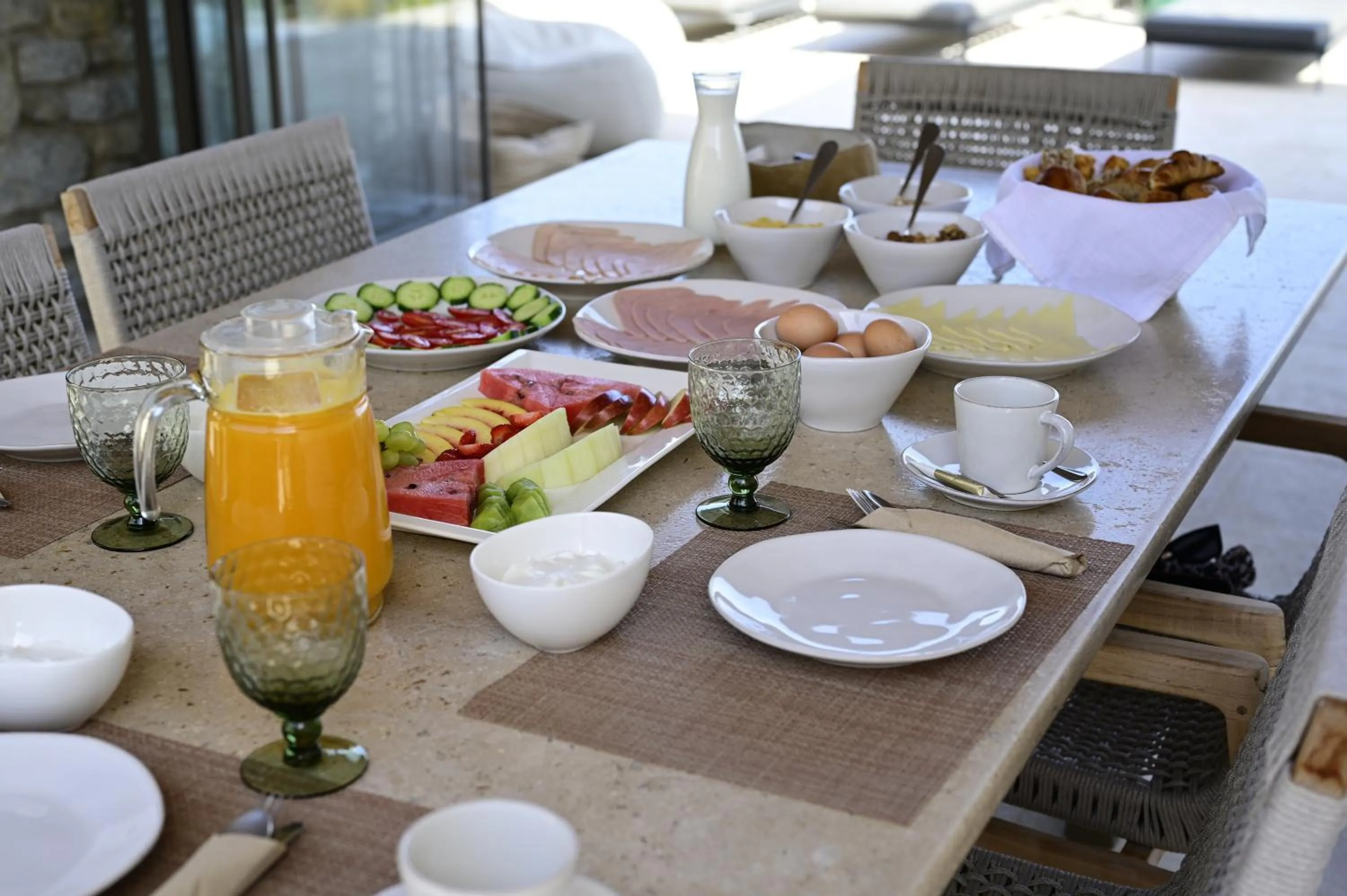 Breakfast in Bonzoe Suites & Villas