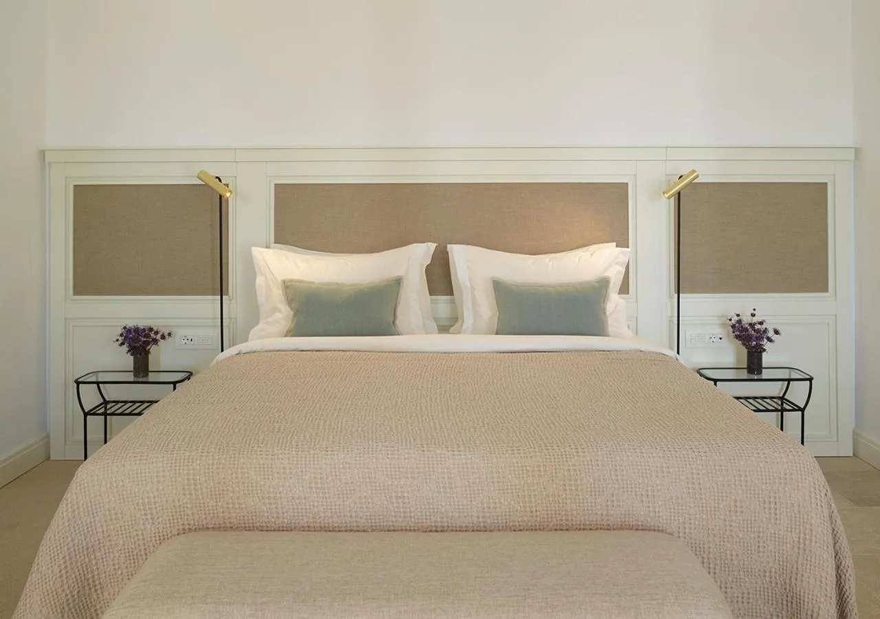 Bed in Bonzoe Suites & Villas